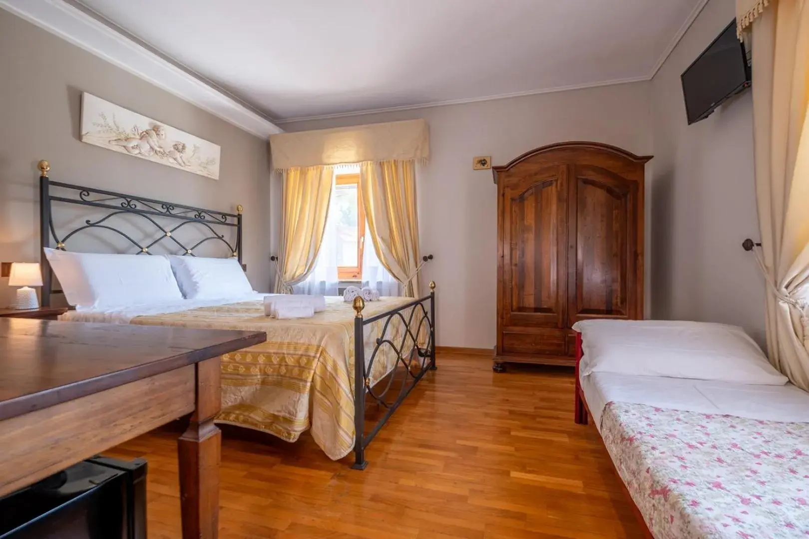 Double Room with Extra Bed in Agriturismo Beata Vanna Double Room with Extra Bed in Agriturismo Beata Vanna
