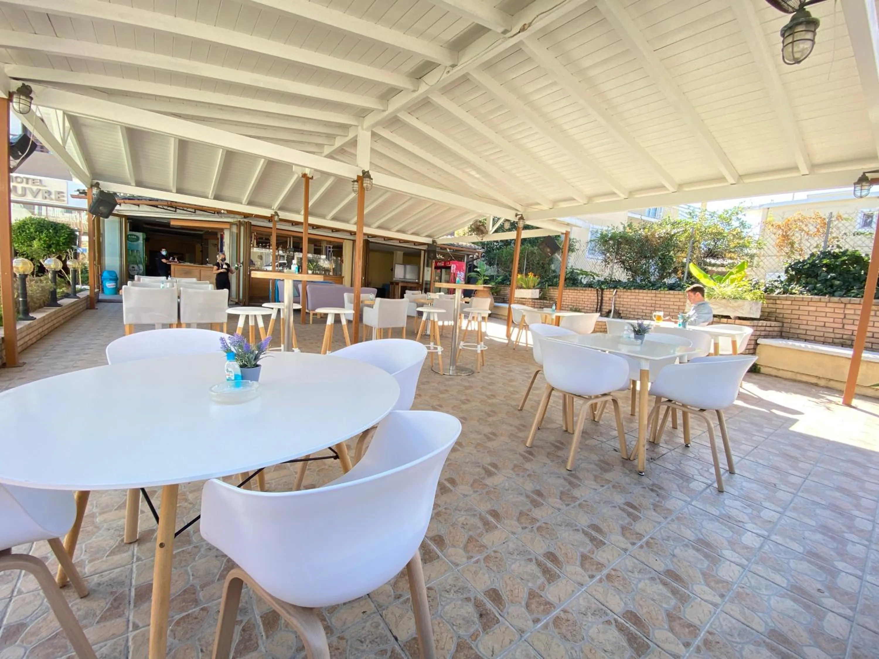 Lounge or bar in Louvre Hotel