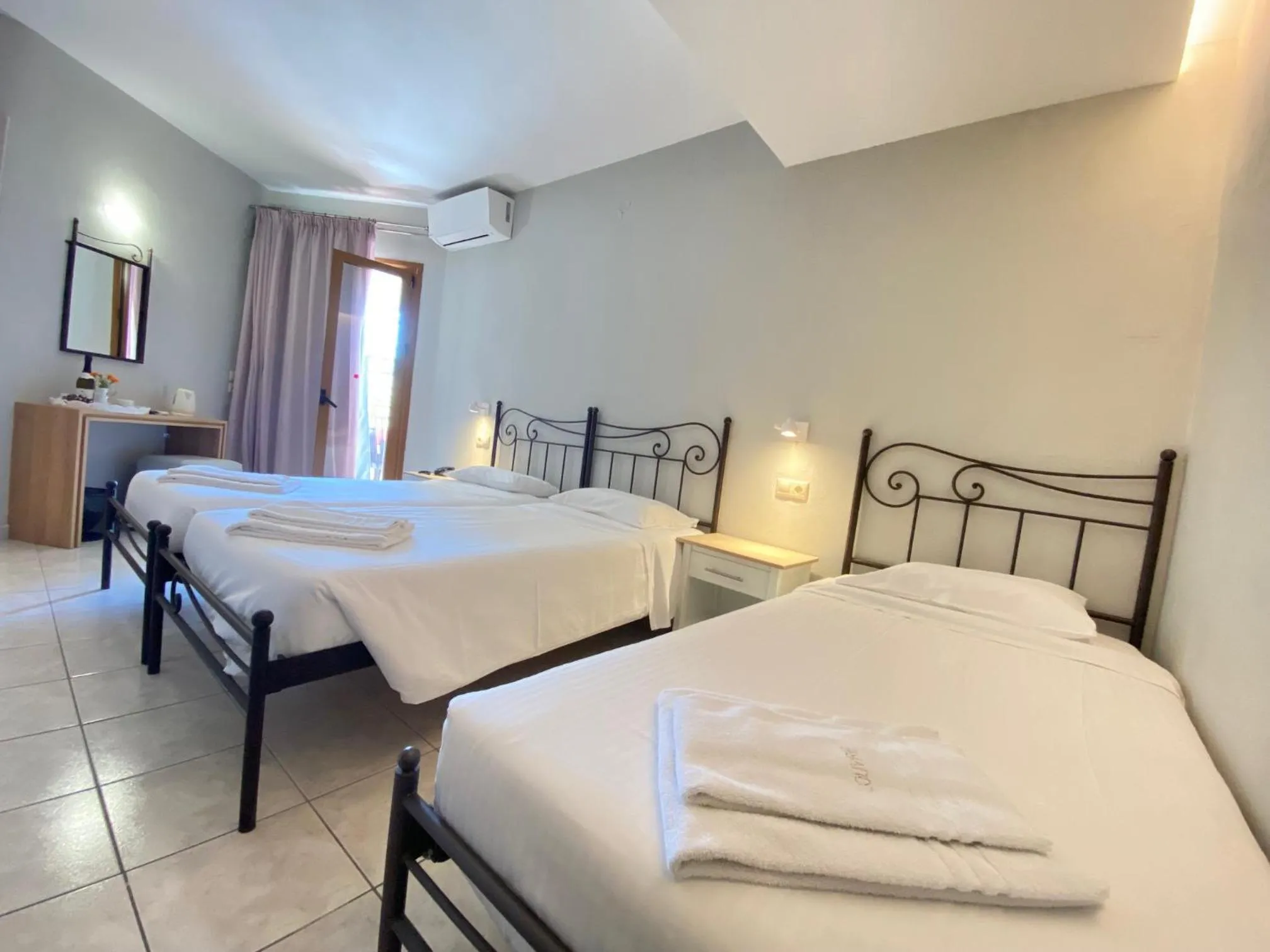 Bedroom, Bed in Louvre Hotel