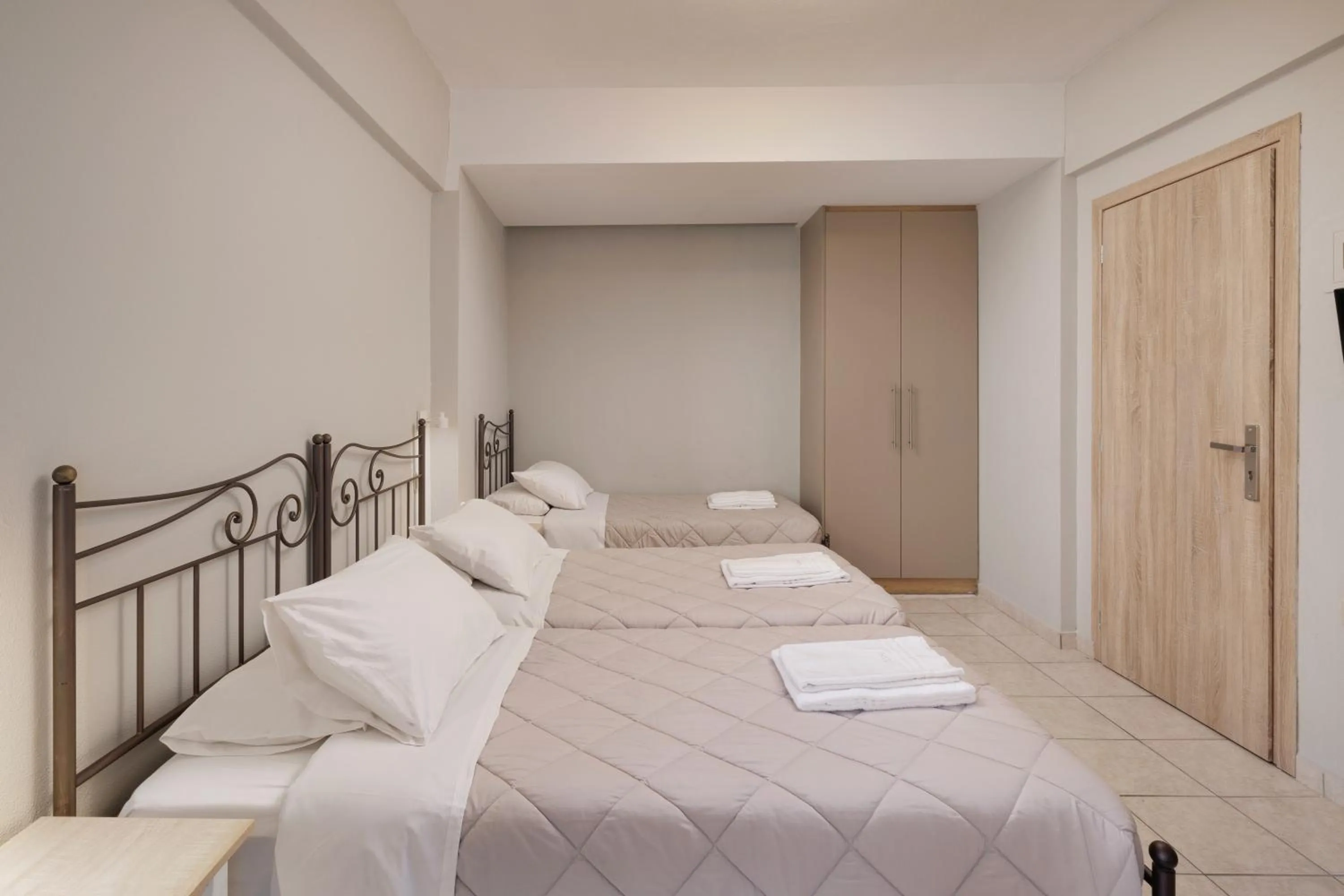 Photo of the whole room, Bed in Louvre Hotel