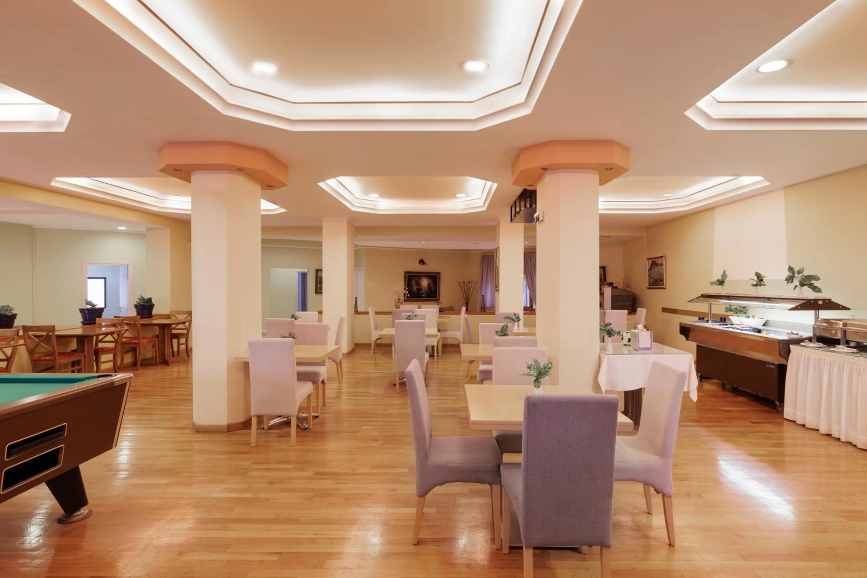 Dining area in Louvre Hotel