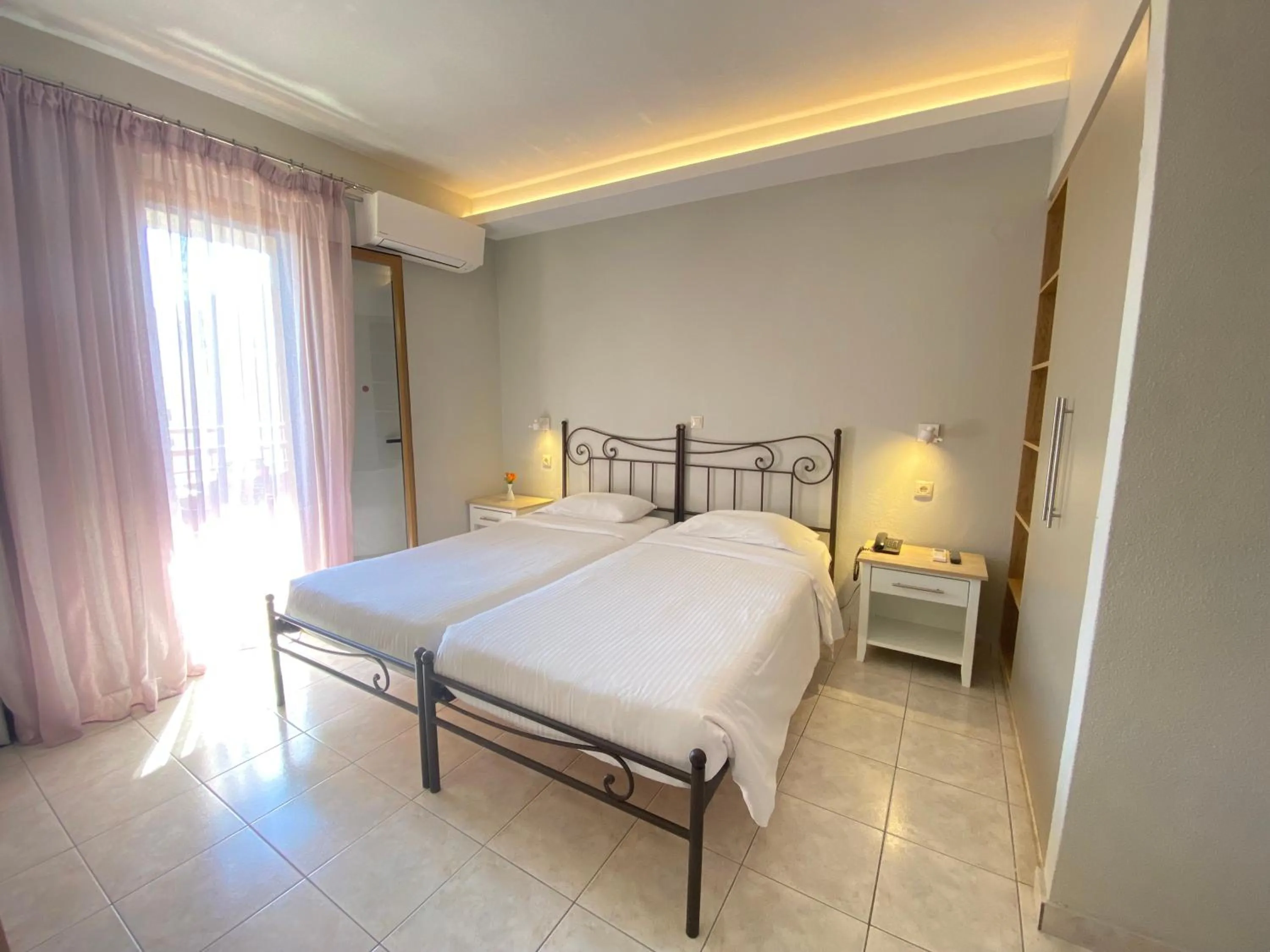 Photo of the whole room, Bed in Louvre Hotel