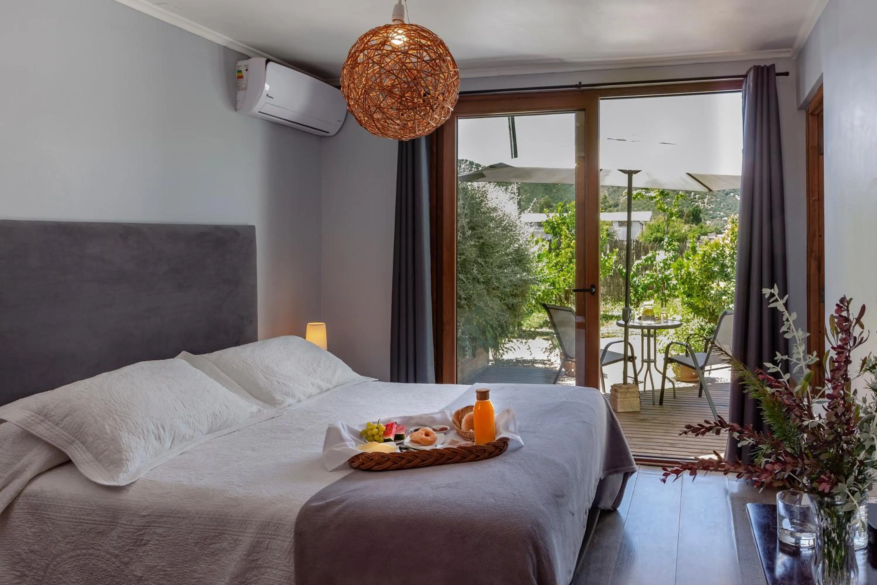 Garden view, Bed in Callihue Lodge