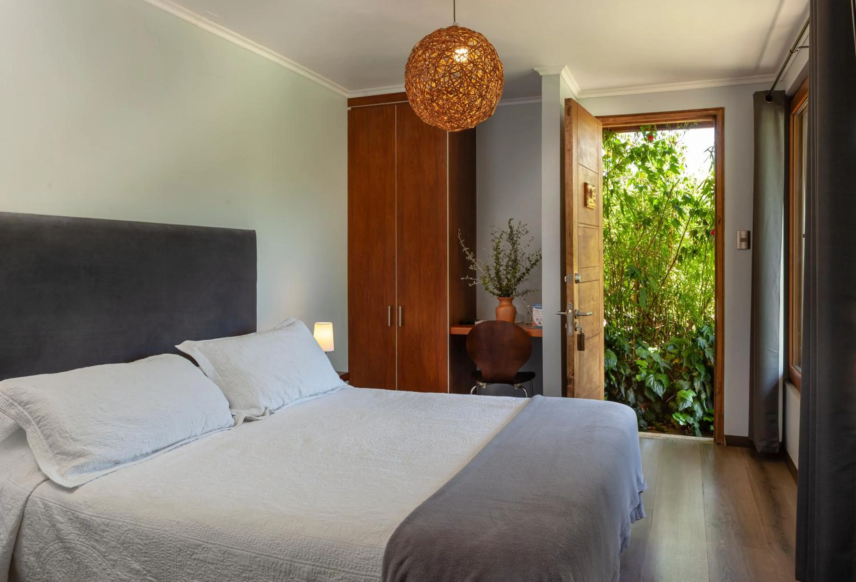 Photo of the whole room, Bed in Callihue Lodge