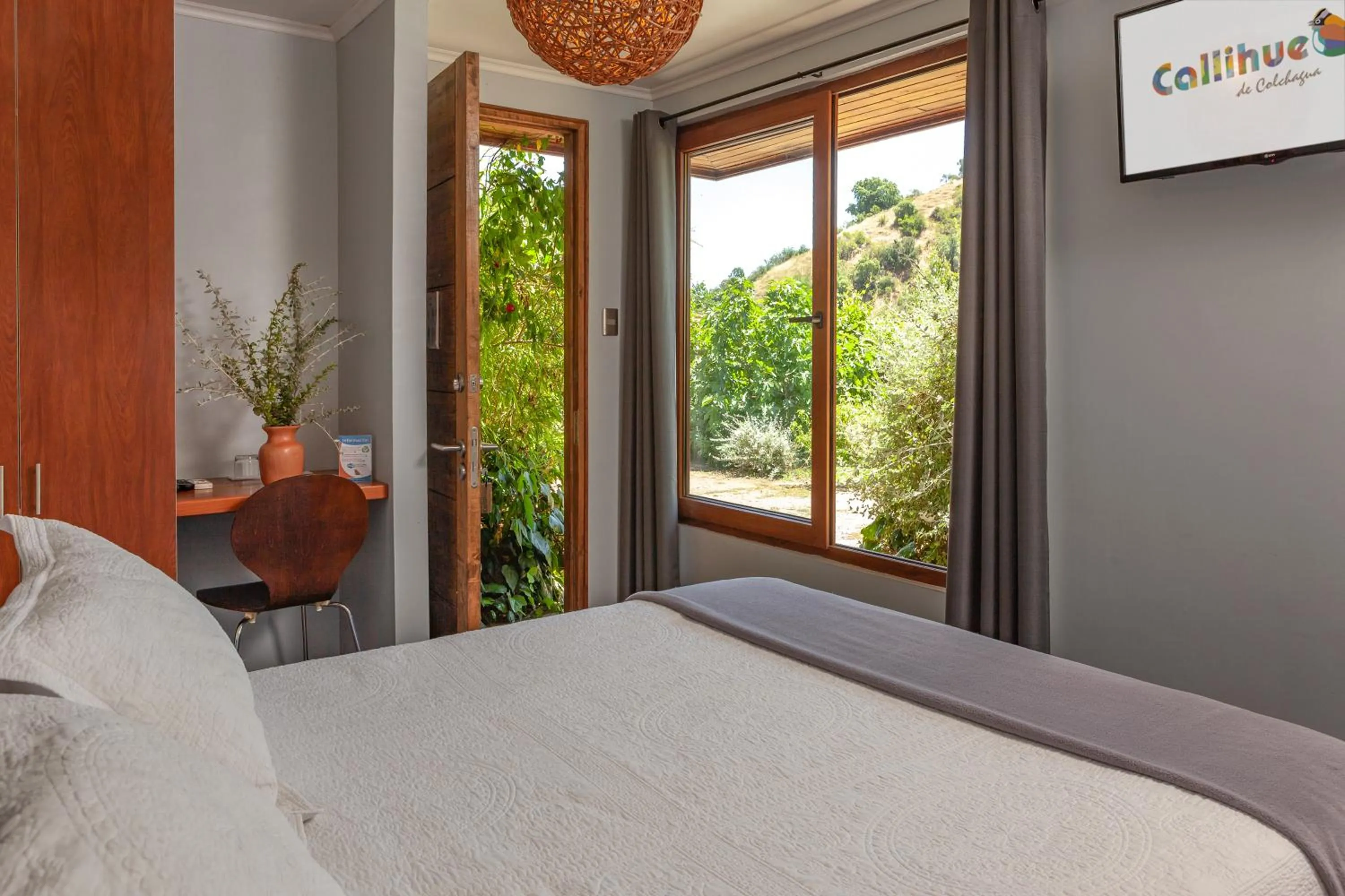 Photo of the whole room, Bed in Callihue Lodge