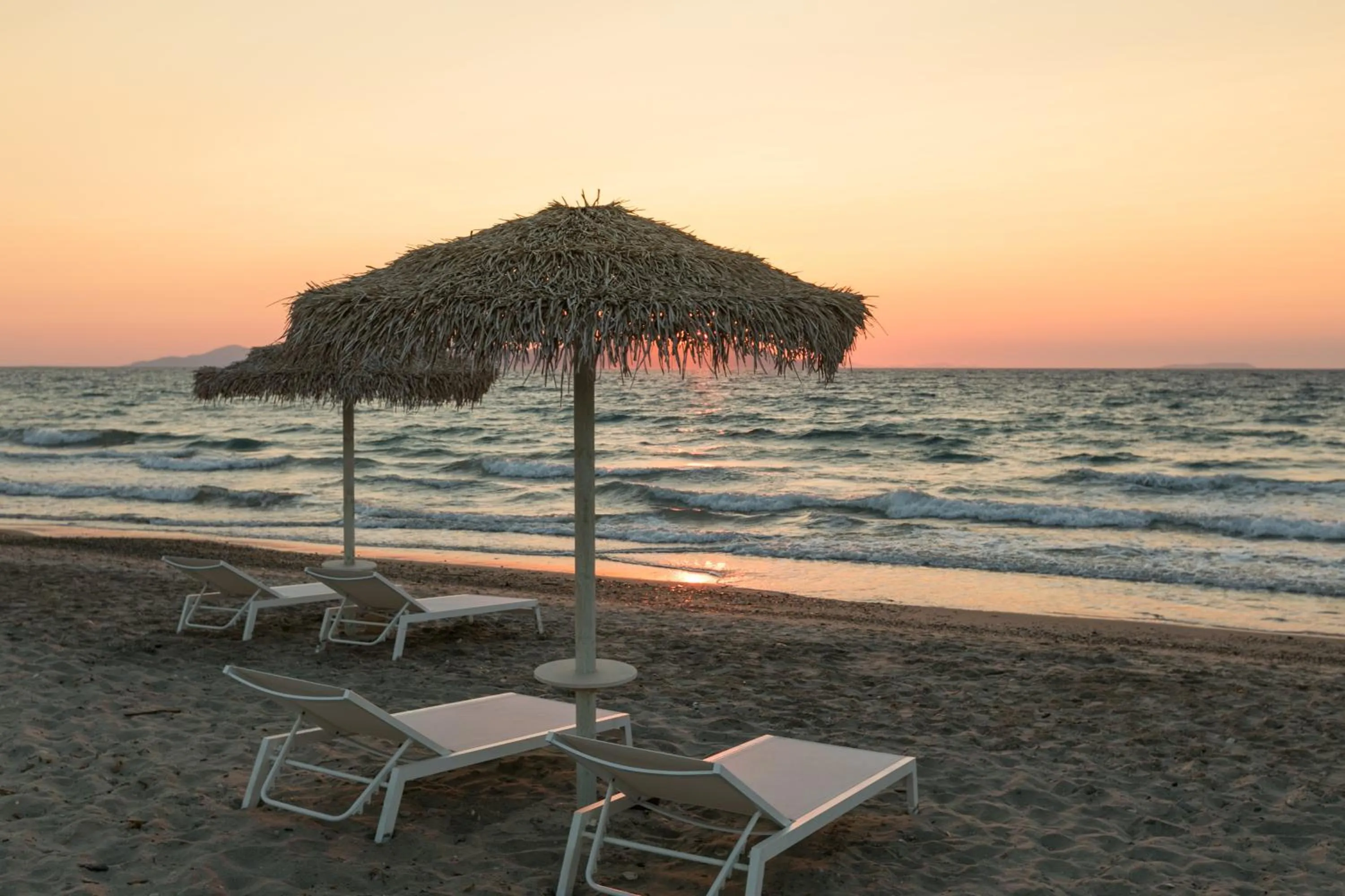 Beach in White Pearls-Adults Only Luxury Suites