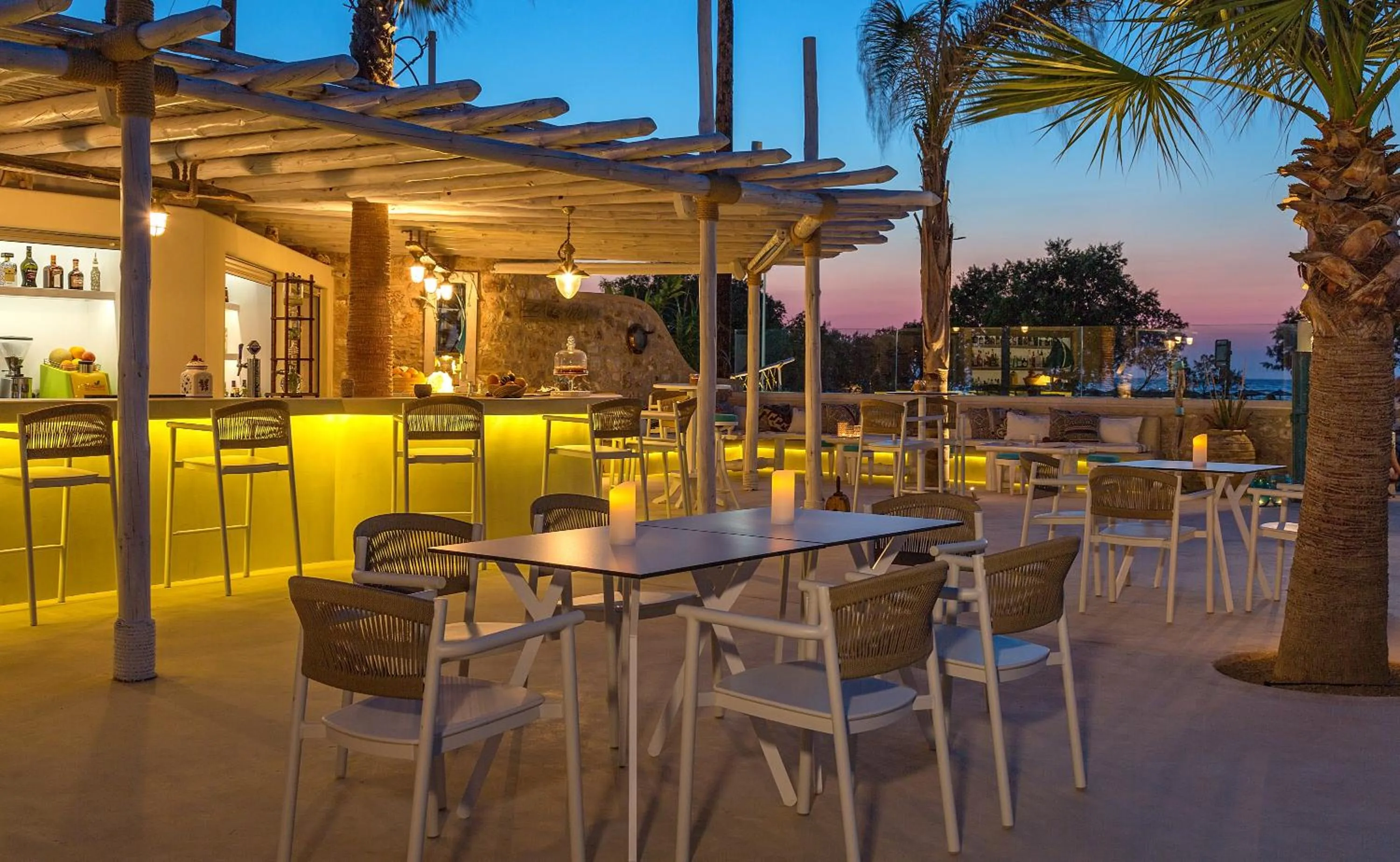 Restaurant/places to eat in White Pearls-Adults Only Luxury Suites