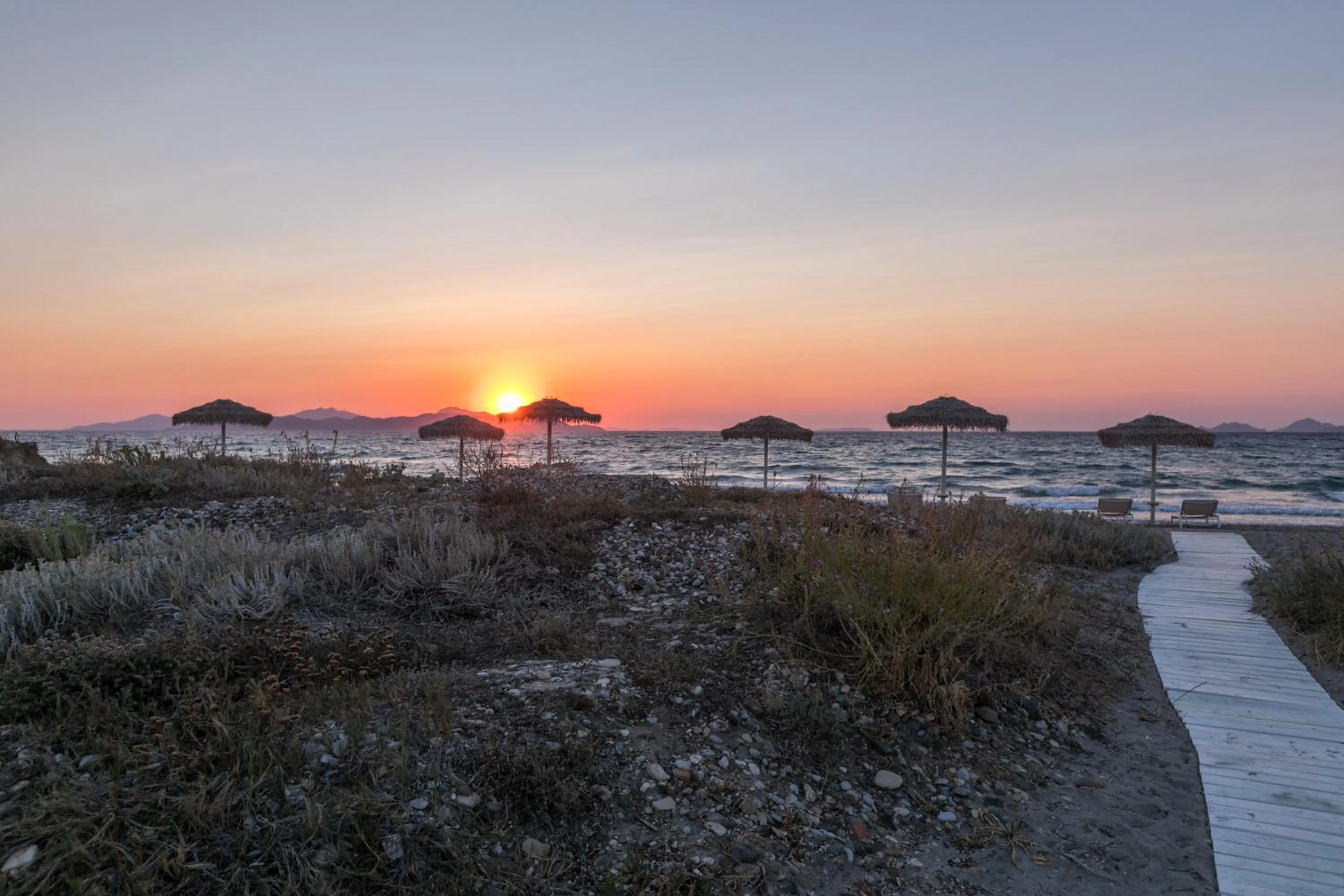 Beach in White Pearls-Adults Only Luxury Suites