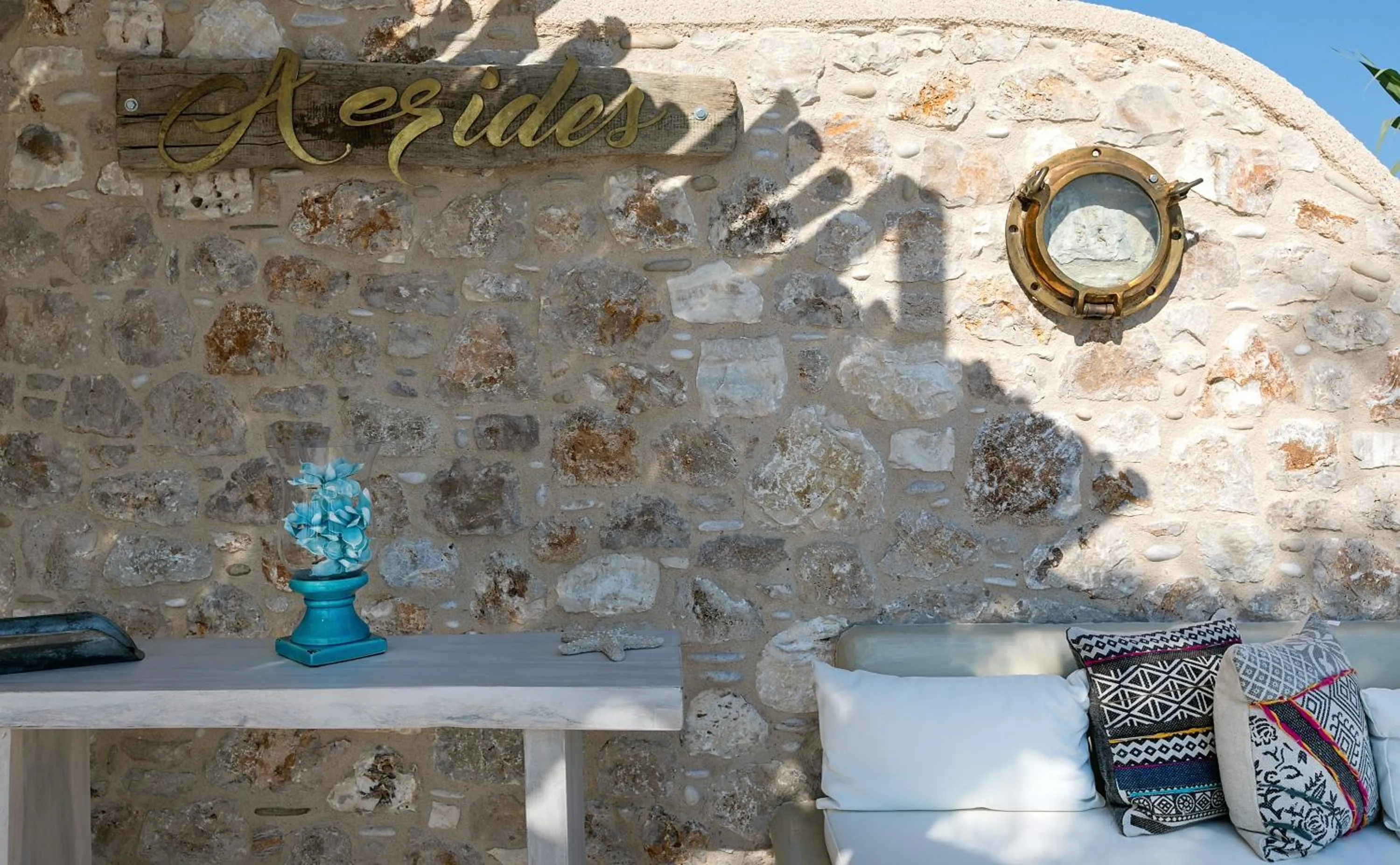 Restaurant/places to eat in White Pearls-Adults Only Luxury Suites