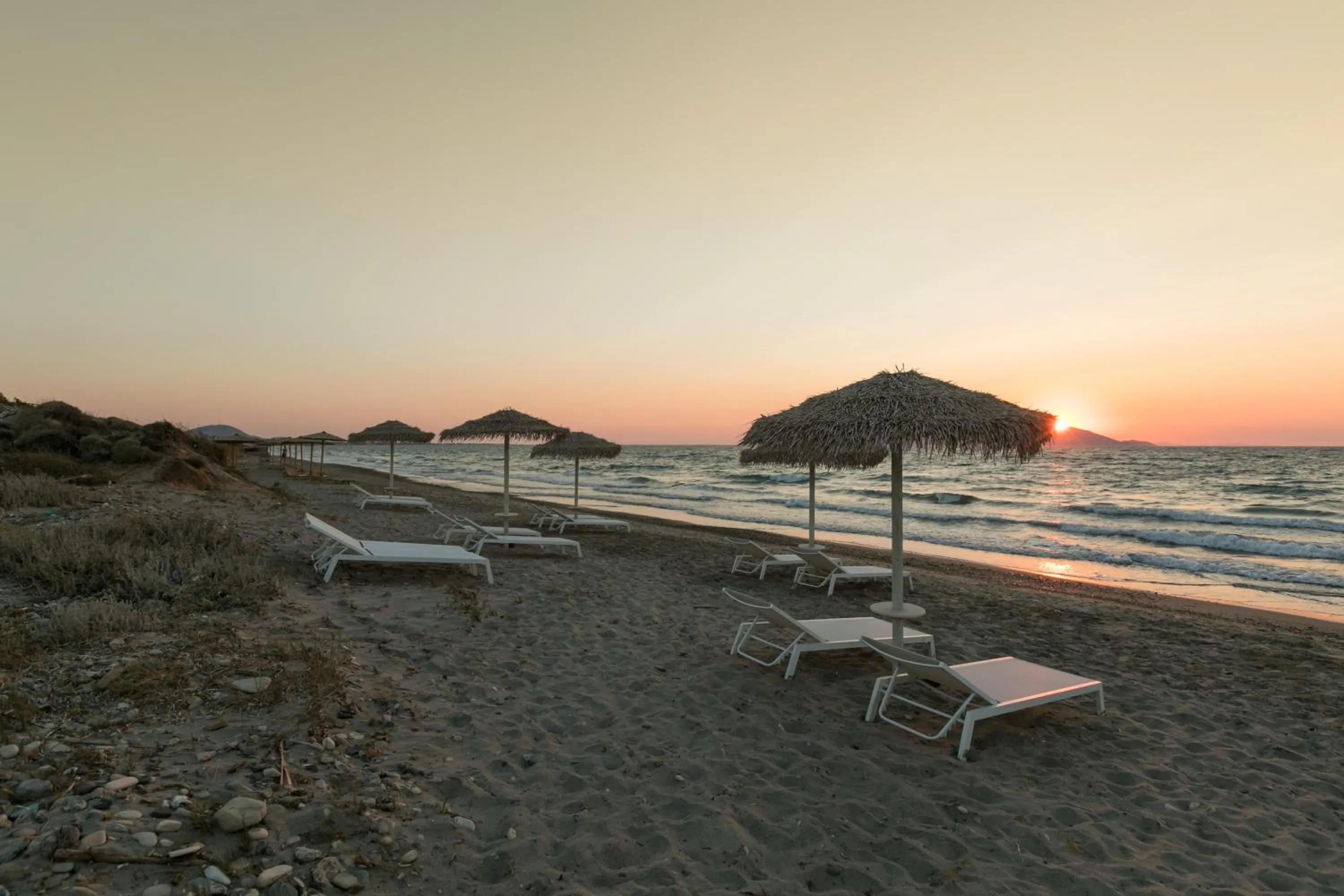 Beach in White Pearls-Adults Only Luxury Suites