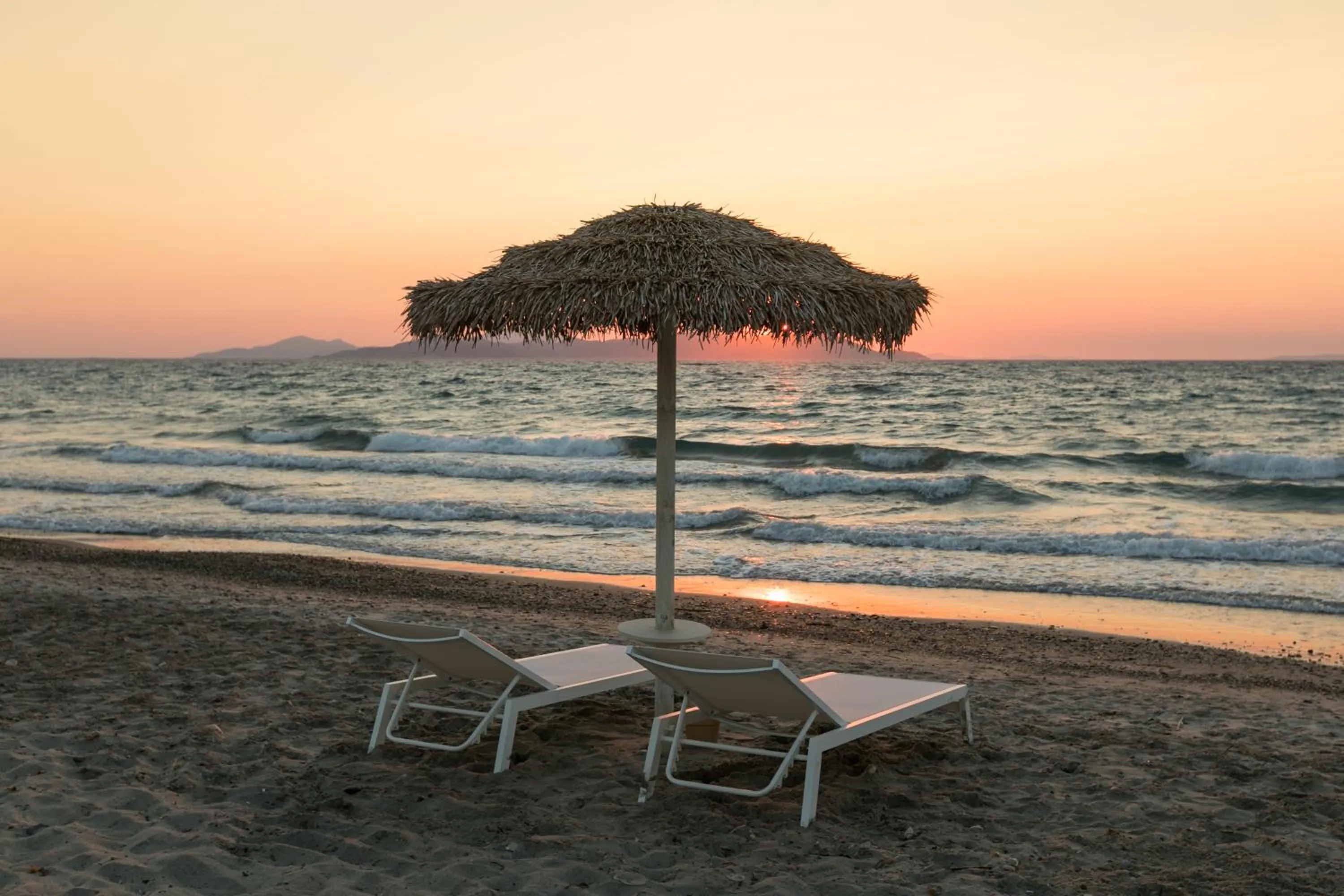 Beach in White Pearls-Adults Only Luxury Suites