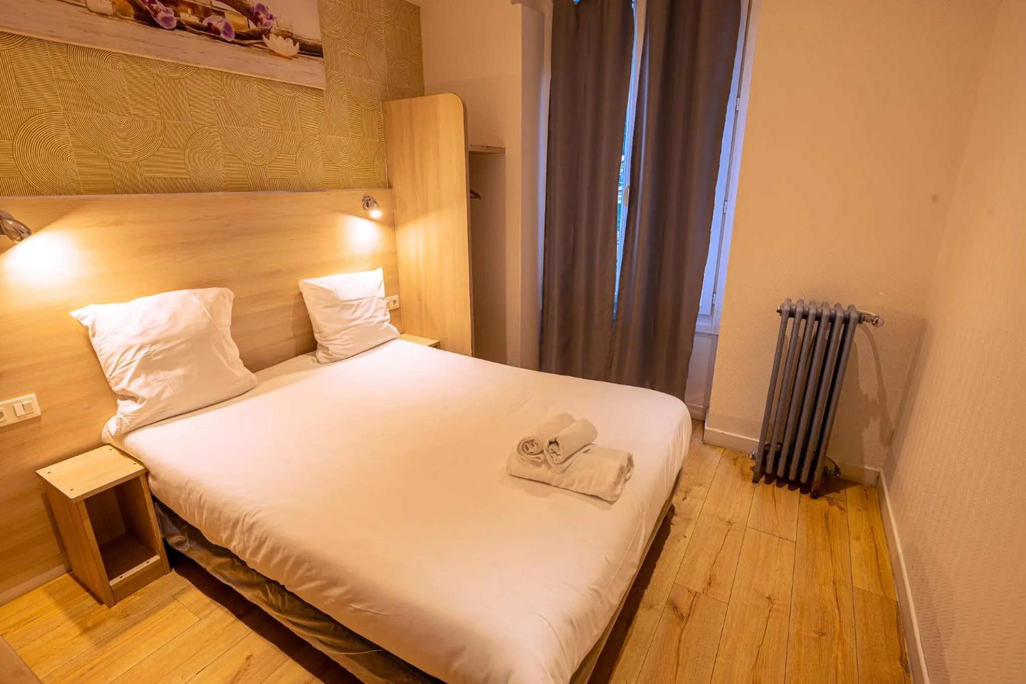 Bed in Hotel Aix Europe