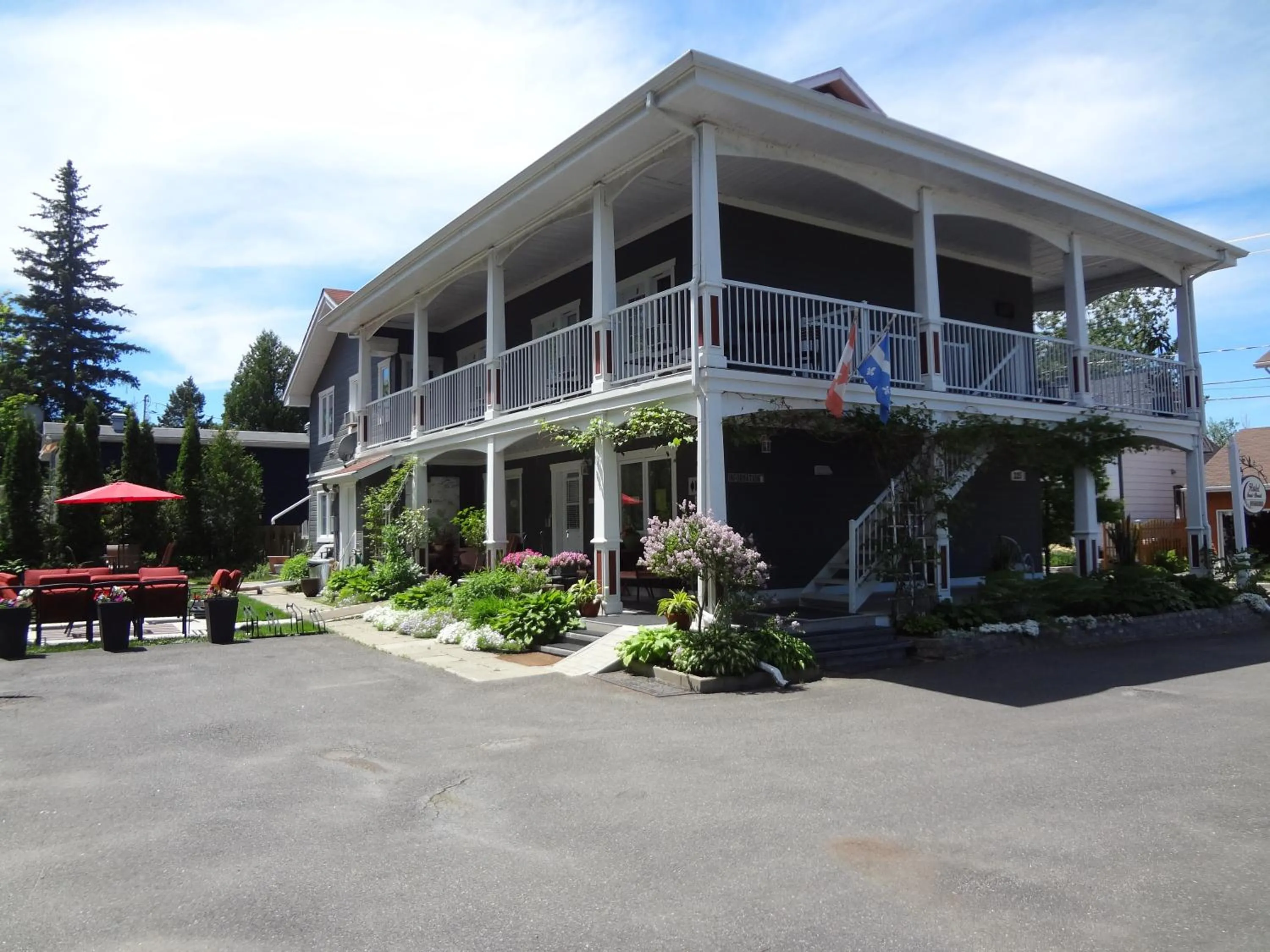 Property building in Hotel Saint-Donat