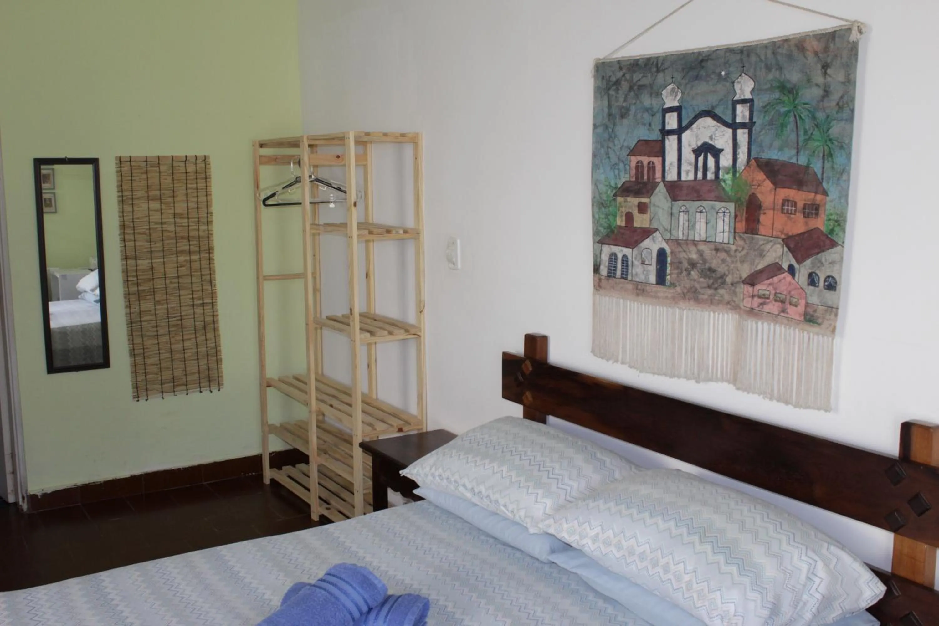 microwave, Bed in Pousada Chateau Sophie
