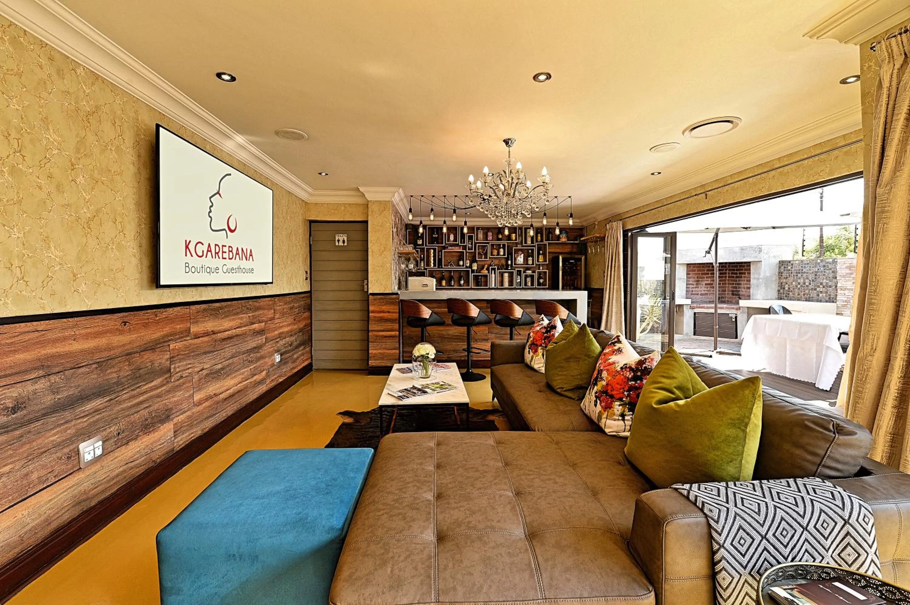 Communal lounge/ TV room in Kgarebana Boutique Guesthouse