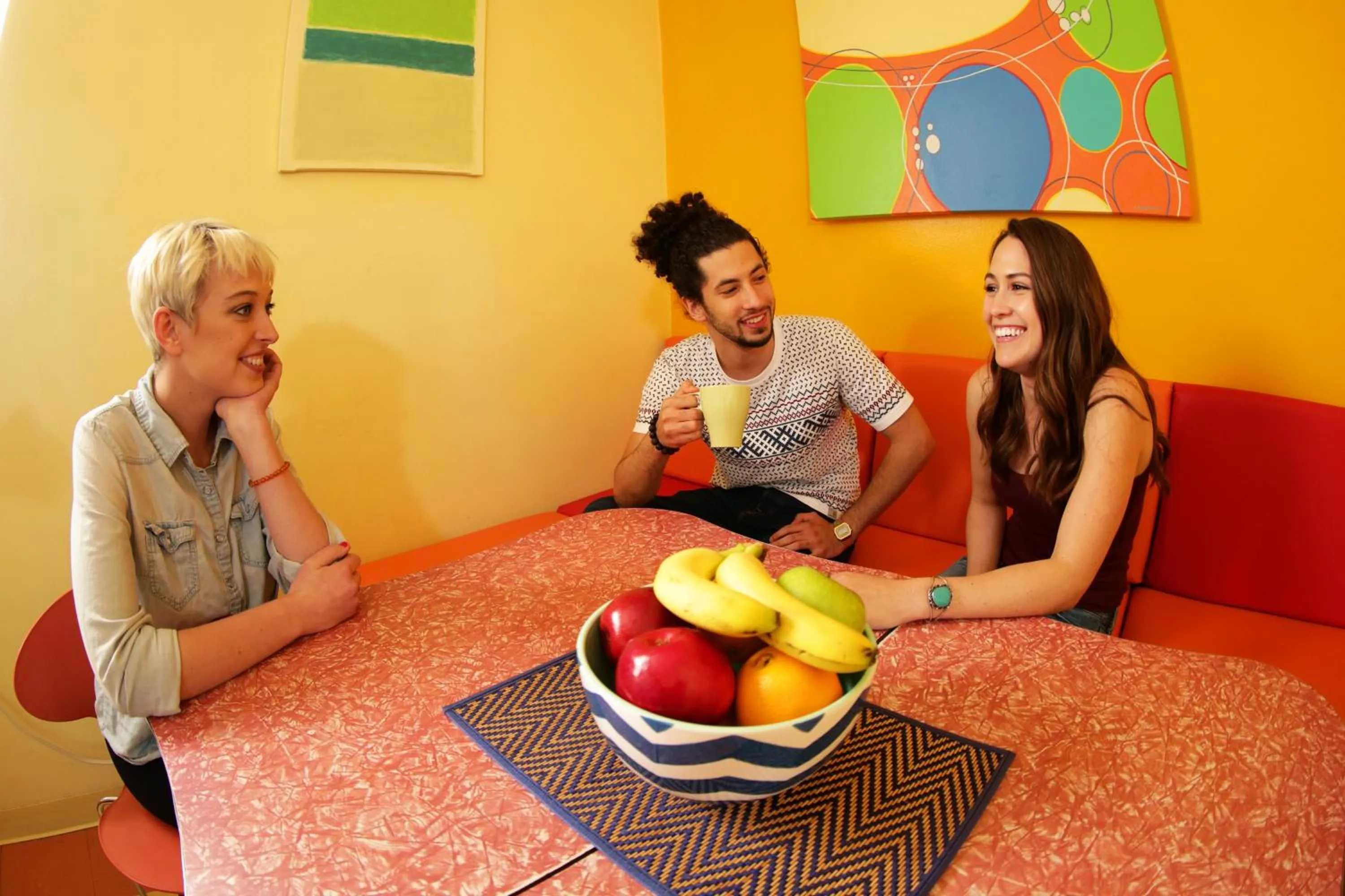 Kitchen or kitchenette in Banana Bungalow Hollywood Hotel & Hostel