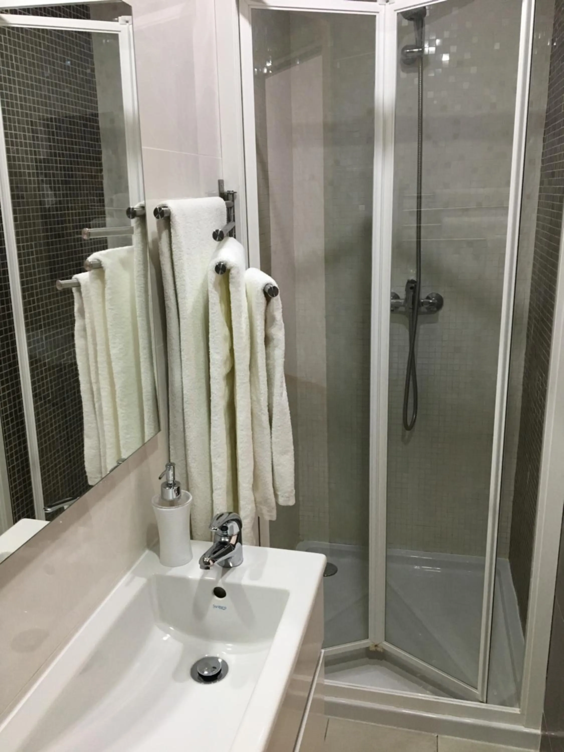 Shower in Aveiro White House