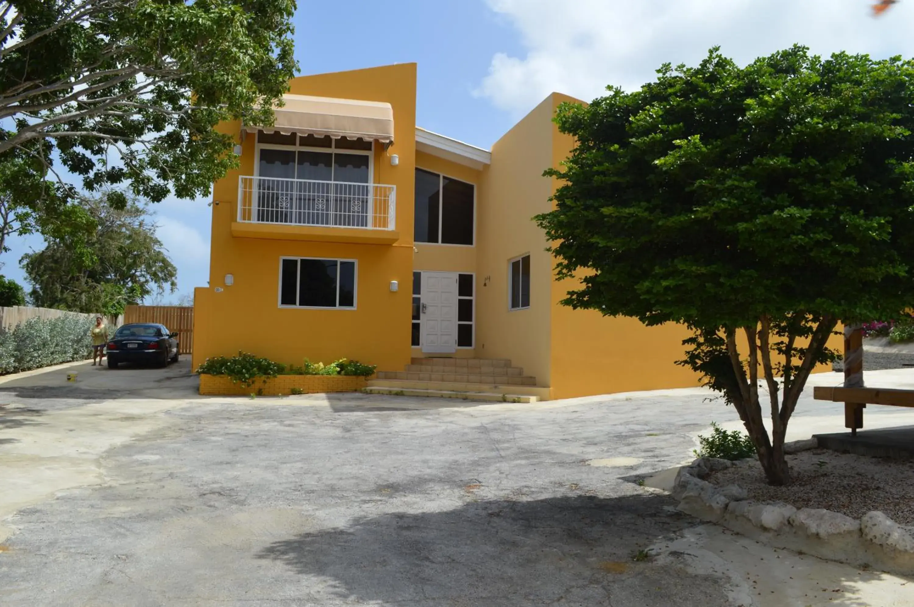 Facade/entrance in Eve's Residence Facade/entrance in Eve's Residence