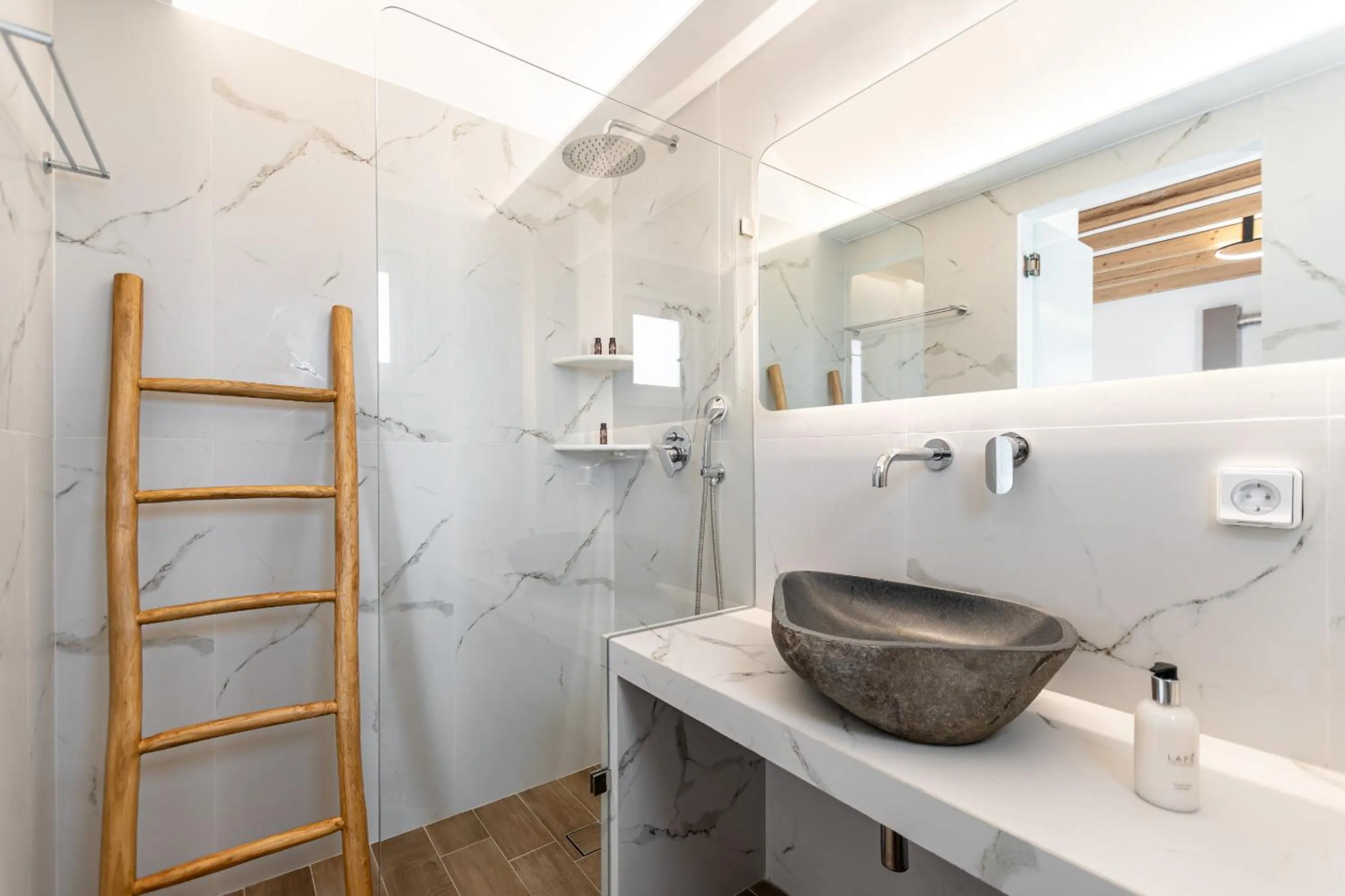 Birikos Hotel & Suites