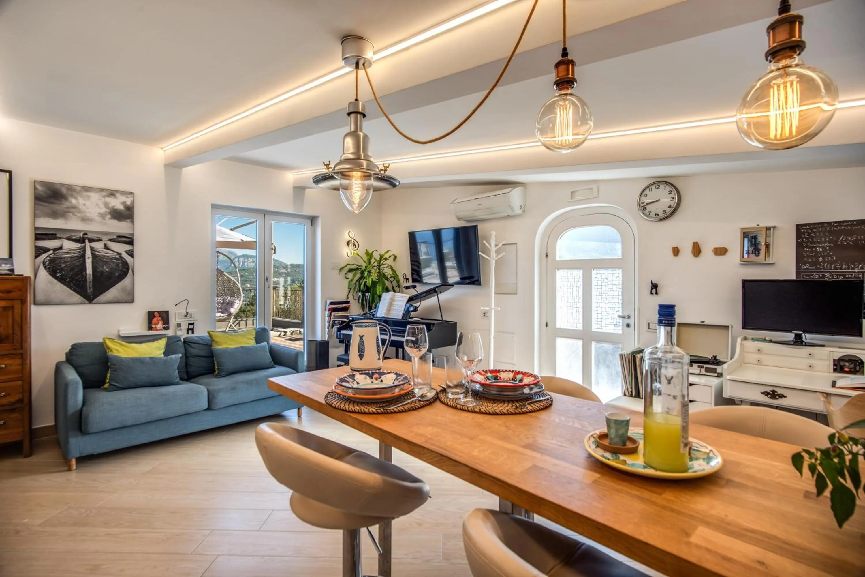 Dining area in Villa Caruso with Private Pool