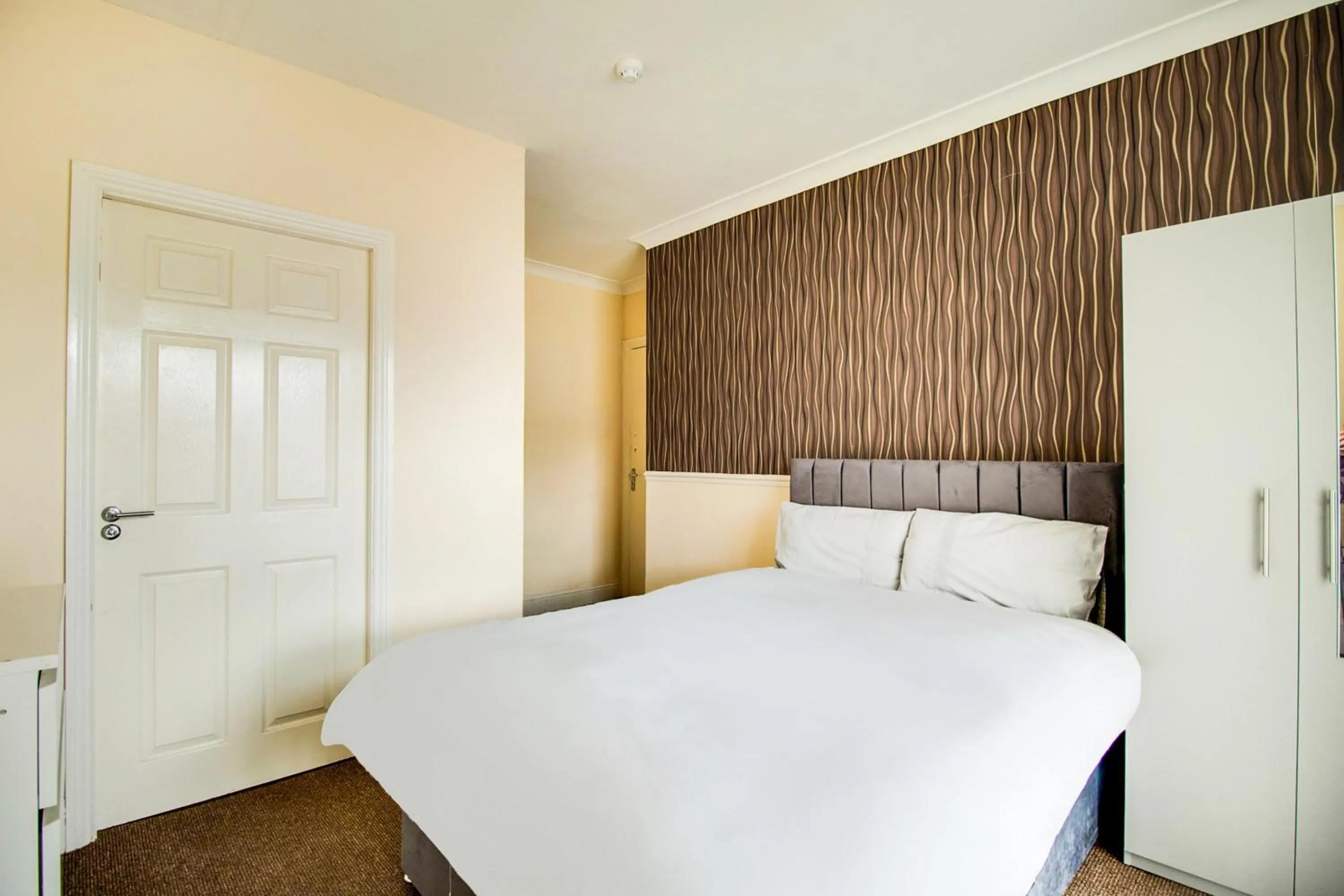 Bedroom, Bed in The Longlands Hotel