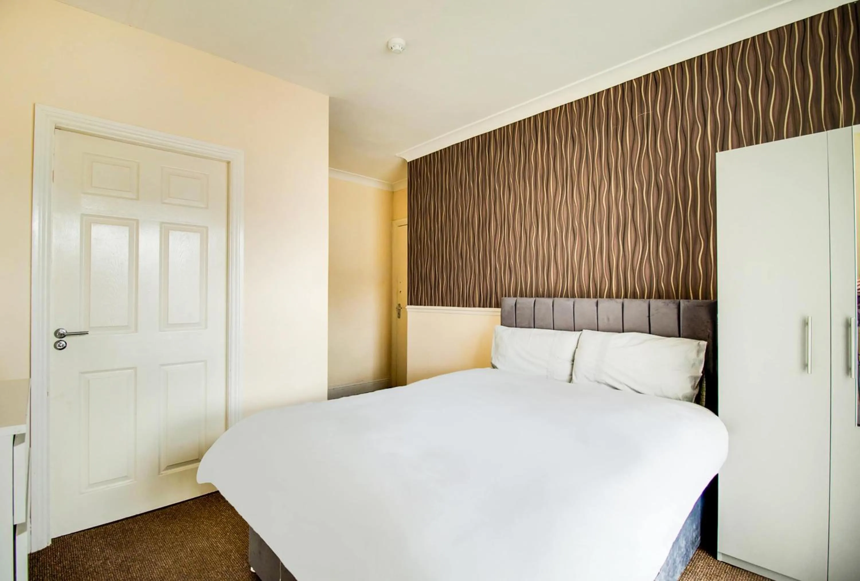 Bedroom, Bed in The Longlands Hotel