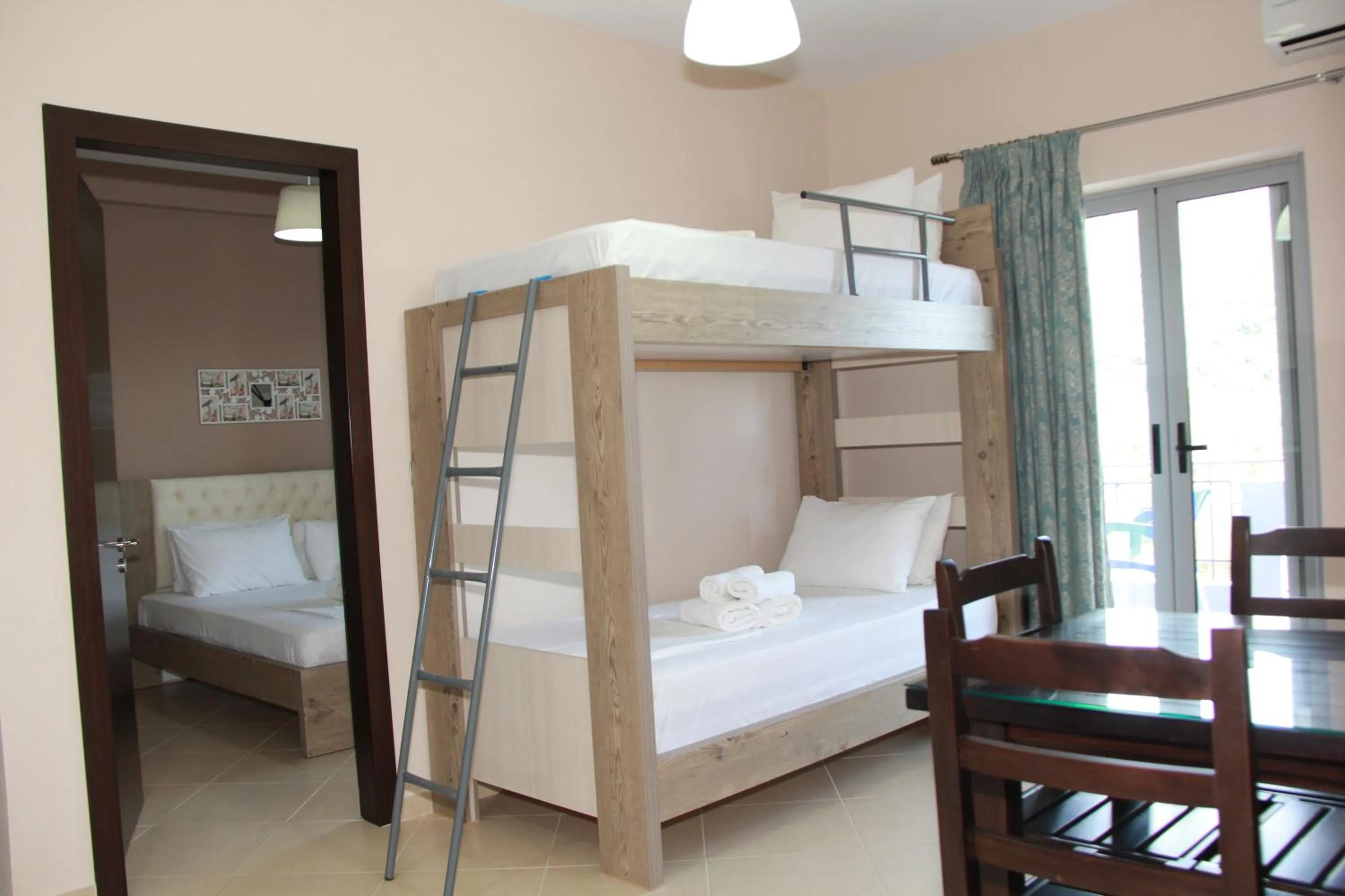 Bed in Vila Hadhri Borsh