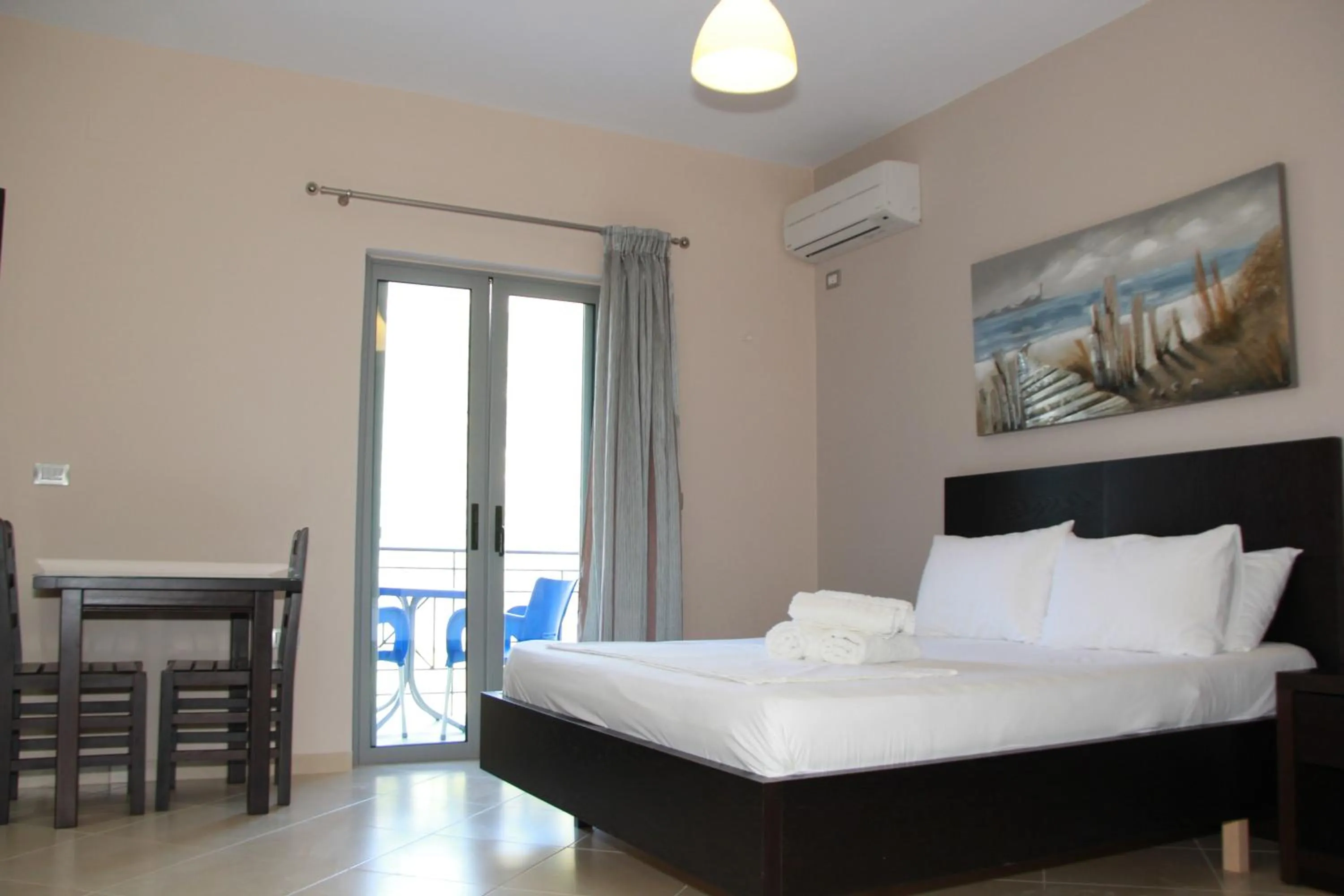 Bed in Vila Hadhri Borsh
