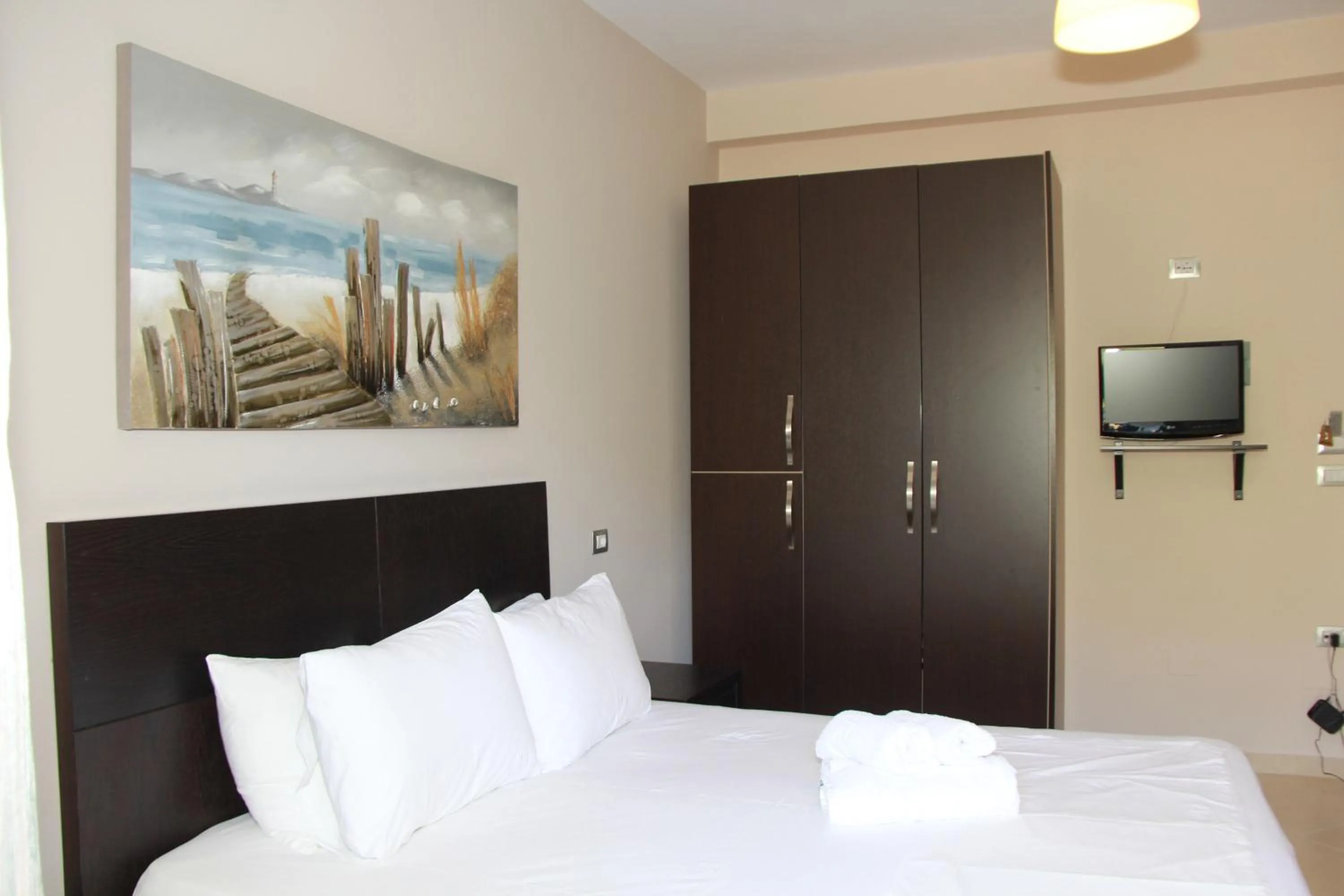 Communal lounge/ TV room, Bed in Vila Hadhri Borsh