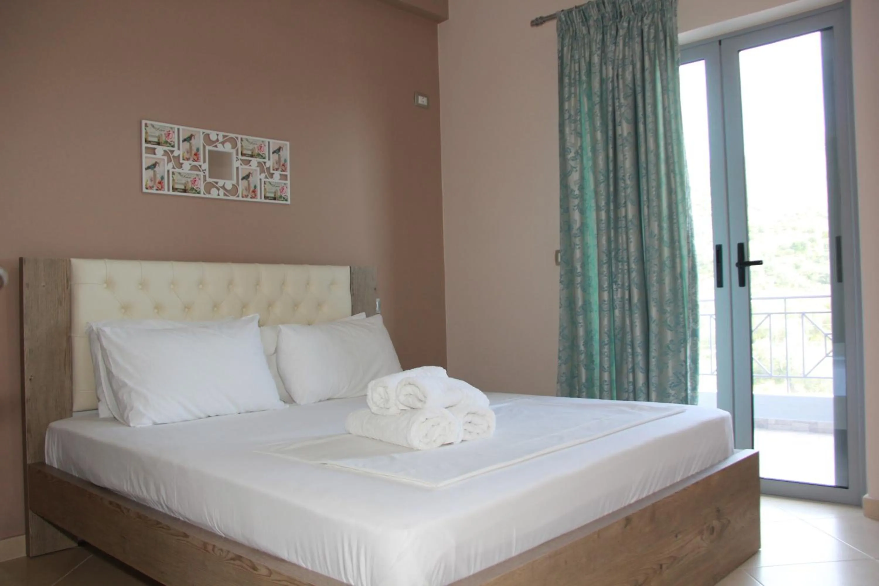 Bed in Vila Hadhri Borsh