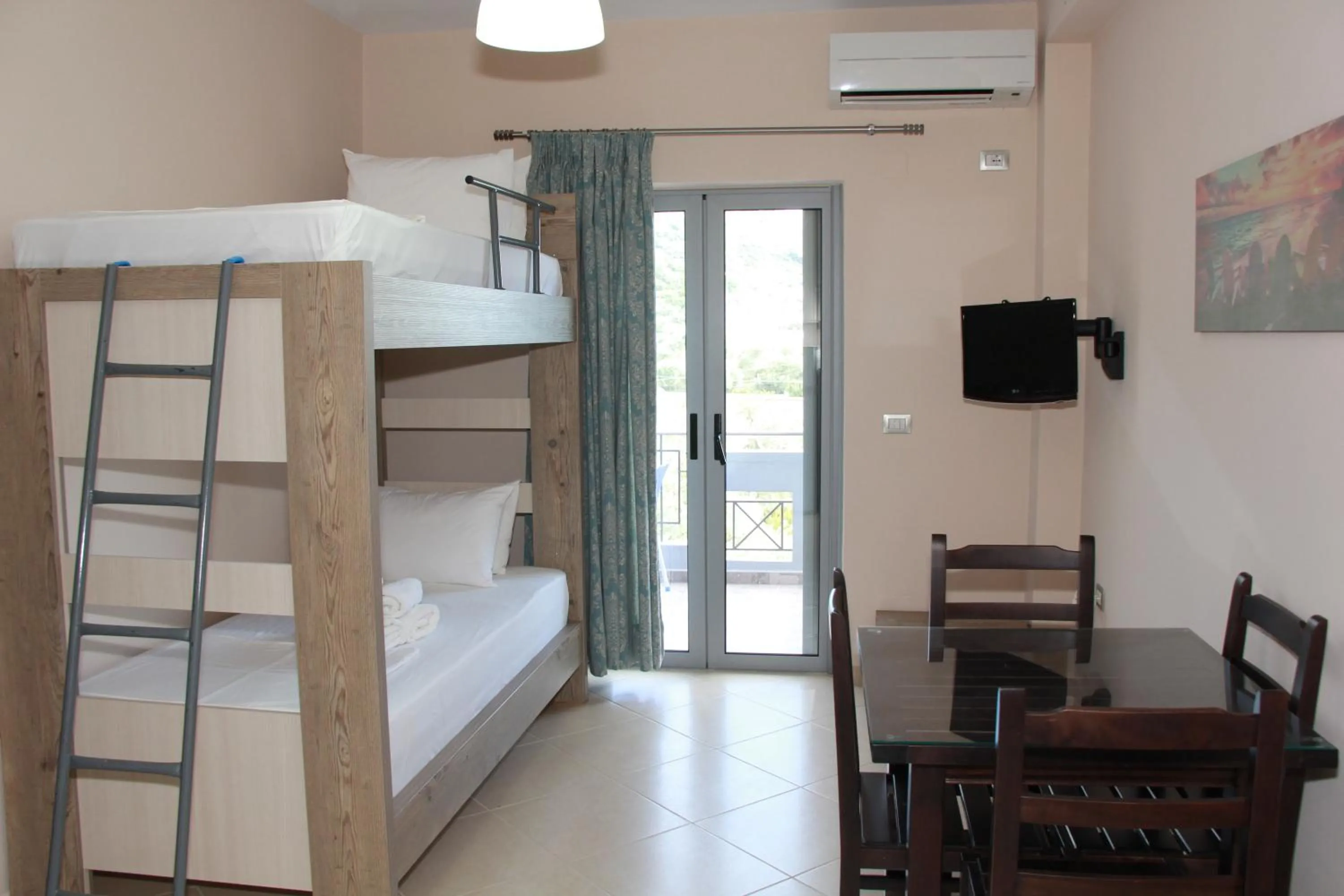 Bed in Vila Hadhri Borsh