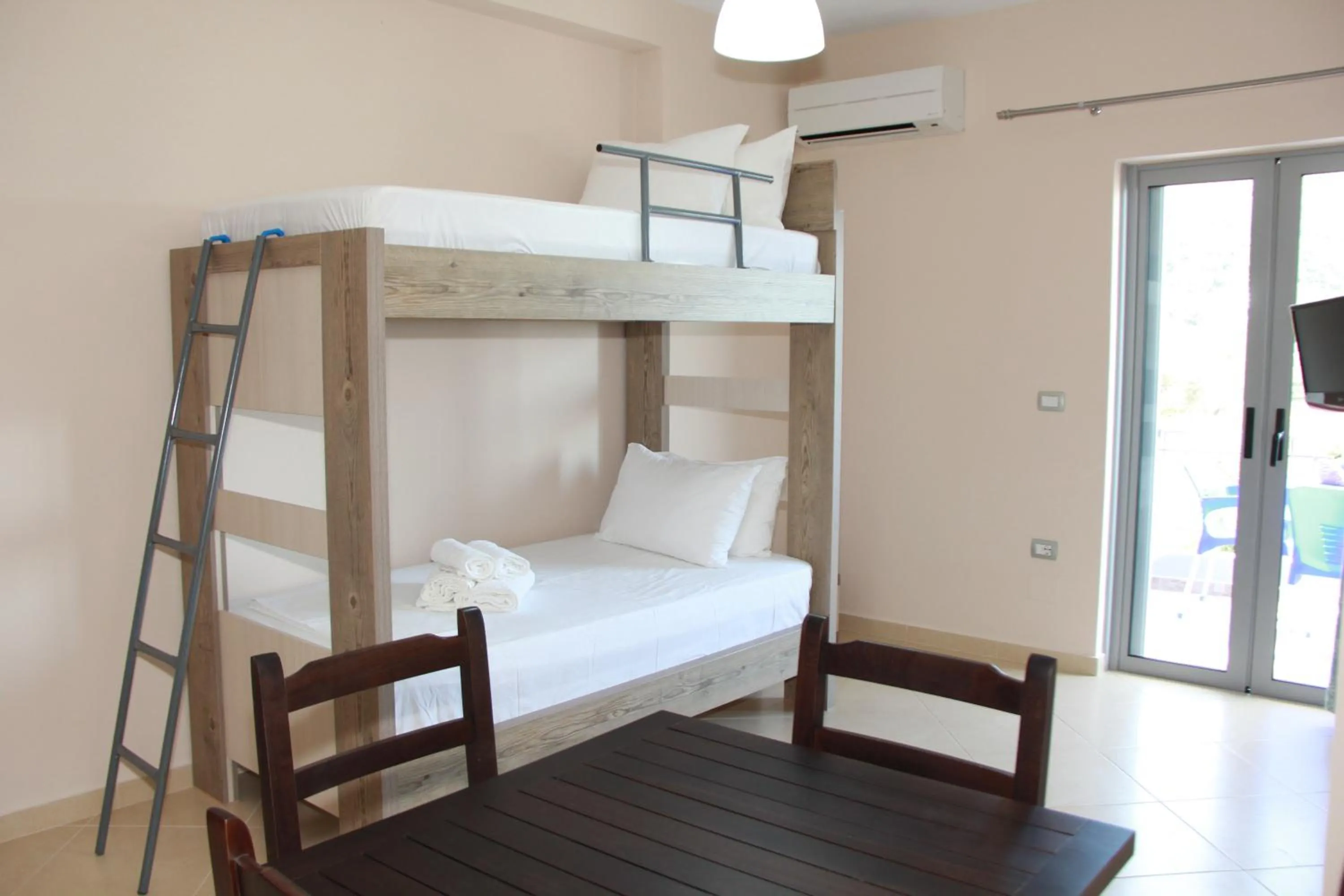 Bed in Vila Hadhri Borsh