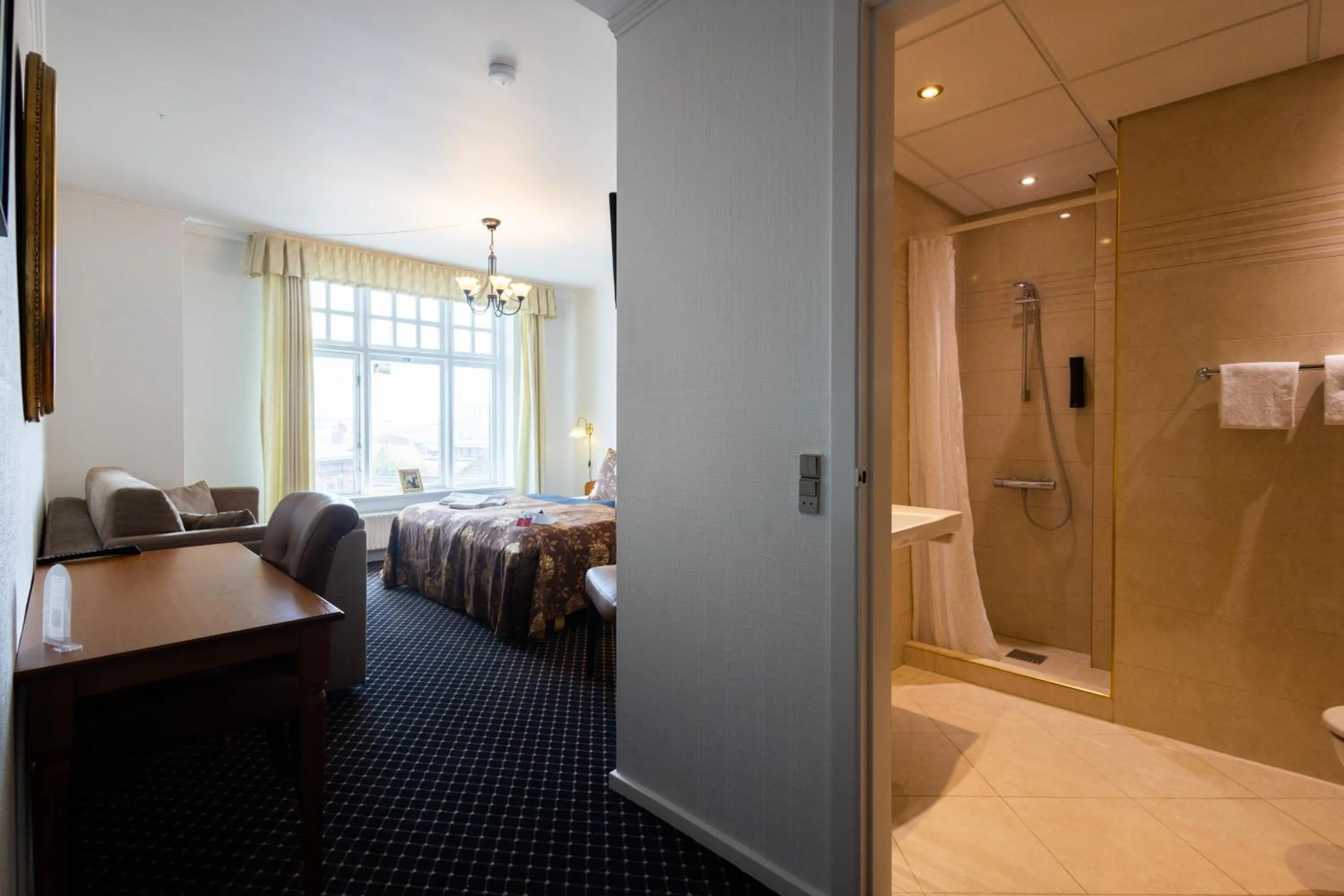 Bathroom, Bed in Milling Hotel Saxildhus