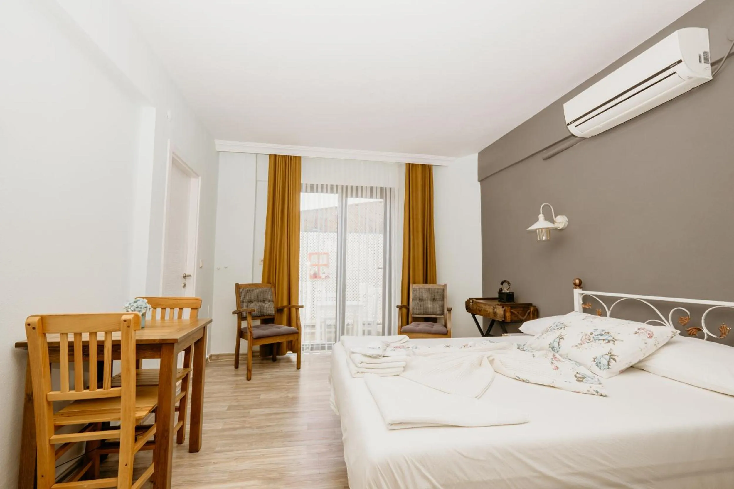Bed in Azra Apart & Otel