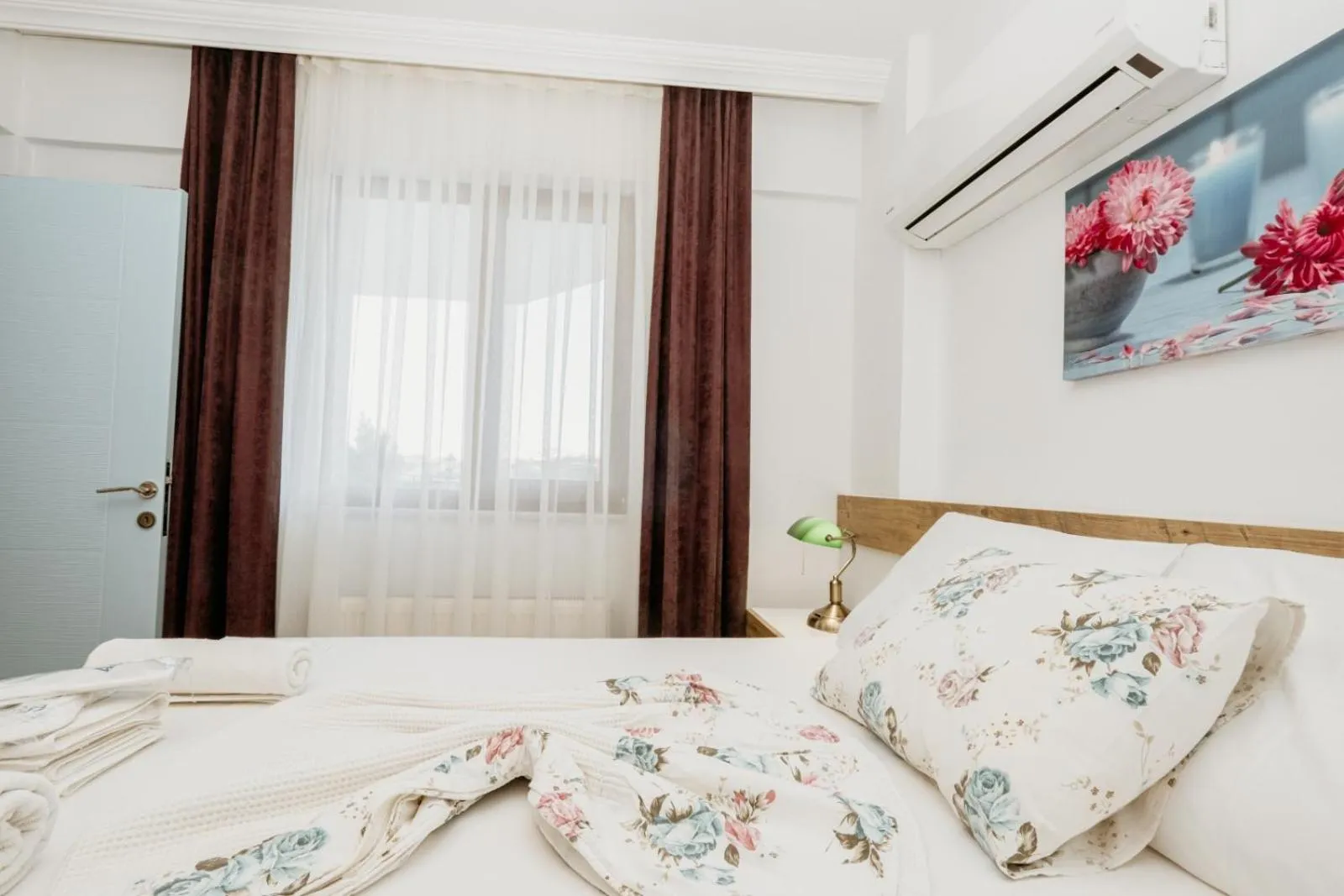 Bed in Azra Apart & Otel