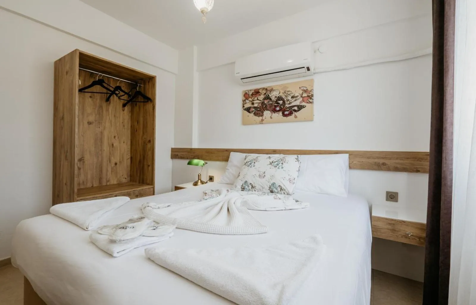 Bed in Azra Apart & Otel