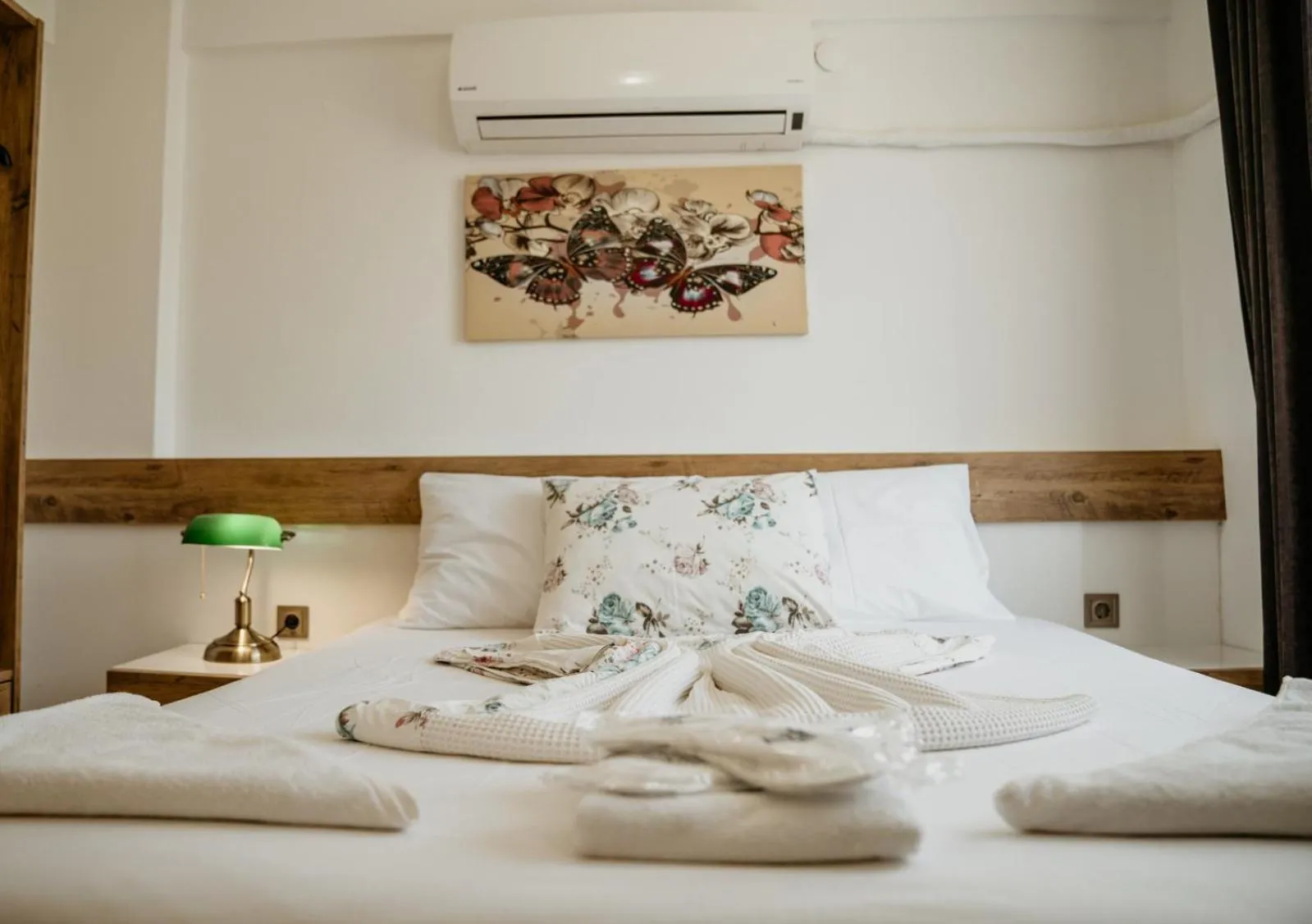 Bed in Azra Apart & Otel