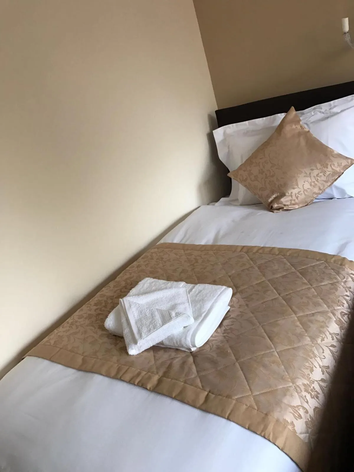 Bed in The Waverley Inn