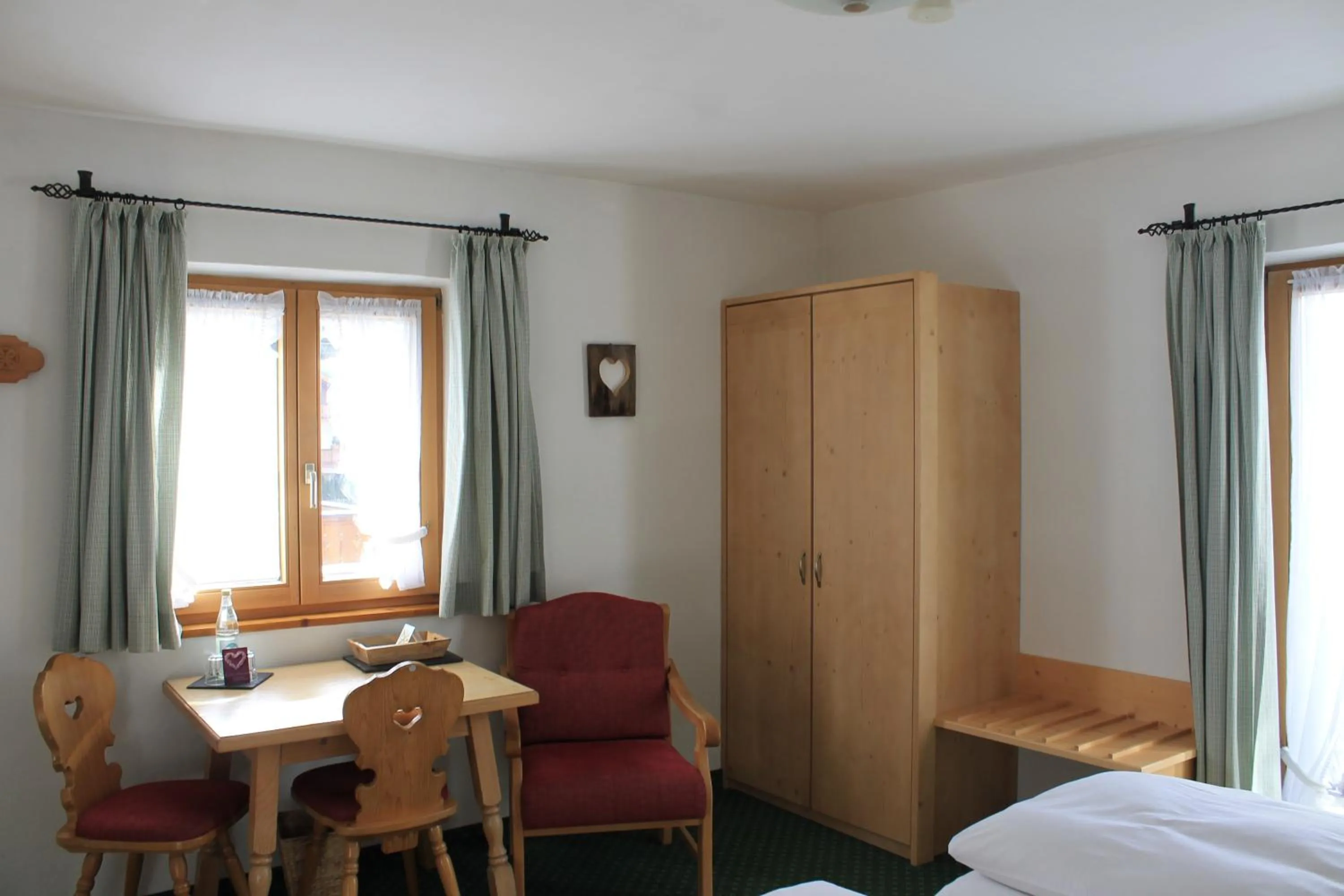 Photo of the whole room, Bed in Frühstückspension Gästehaus Zum weissen Rössl