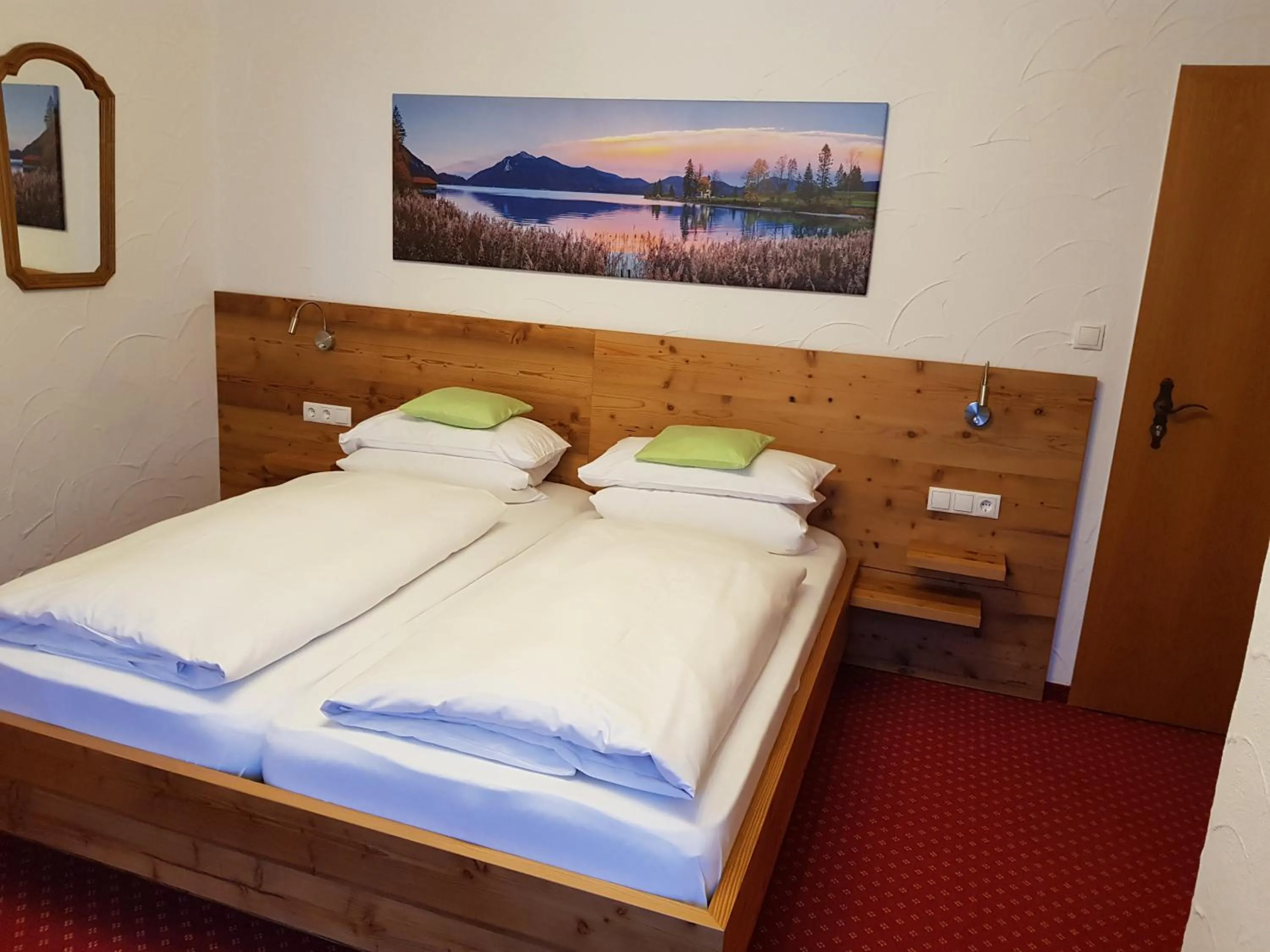 Bed in Frühstückspension Gästehaus Zum weissen Rössl