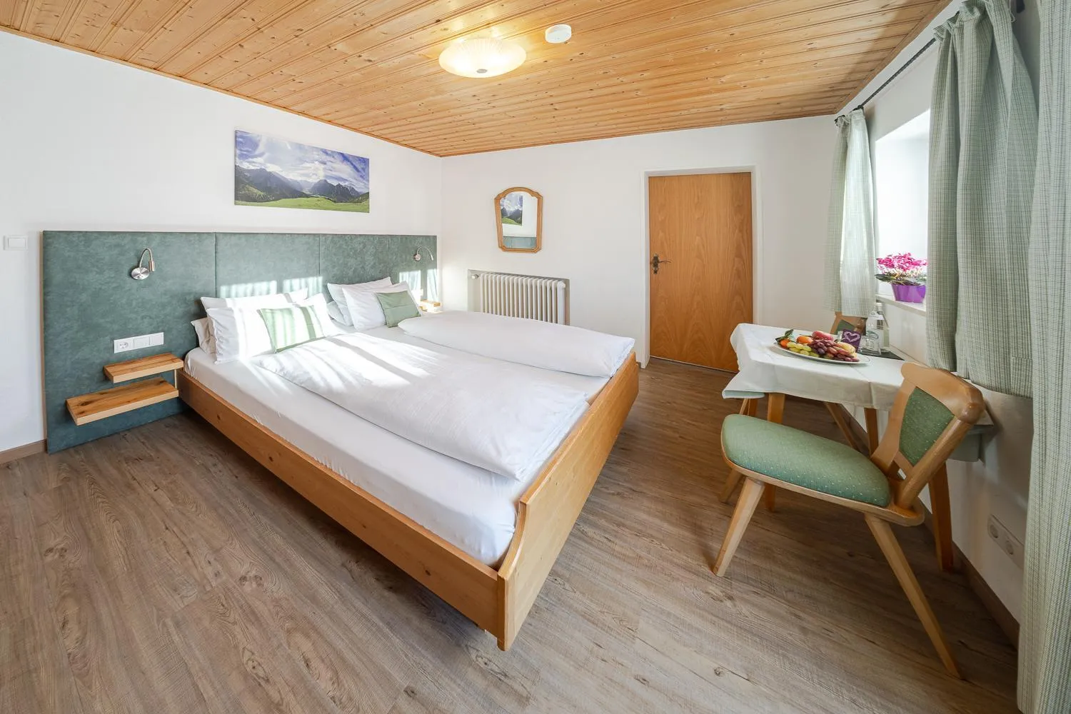Photo of the whole room, Bed in Frühstückspension Gästehaus Zum weissen Rössl