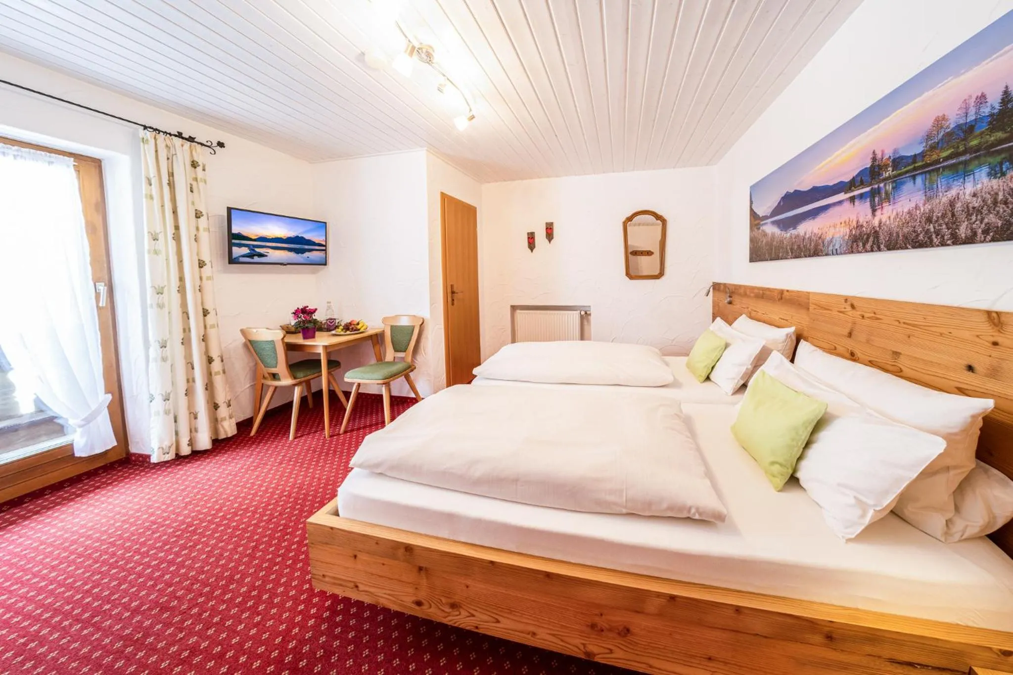 Photo of the whole room, Bed in Frühstückspension Gästehaus Zum weissen Rössl