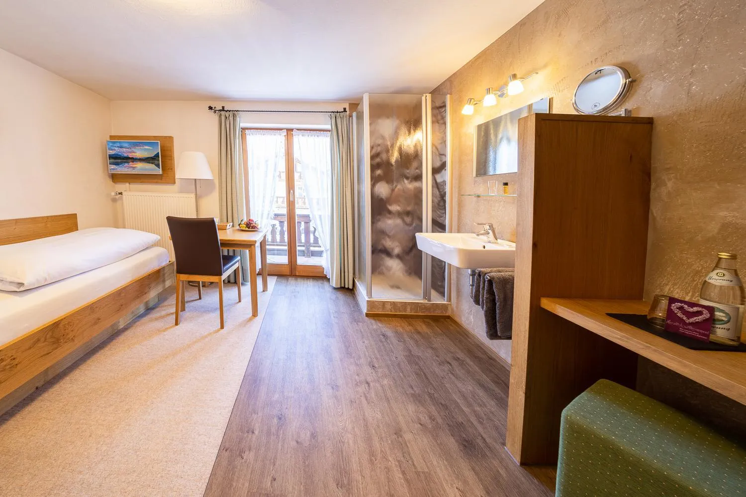 TV and multimedia, Bed in Frühstückspension Gästehaus Zum weissen Rössl