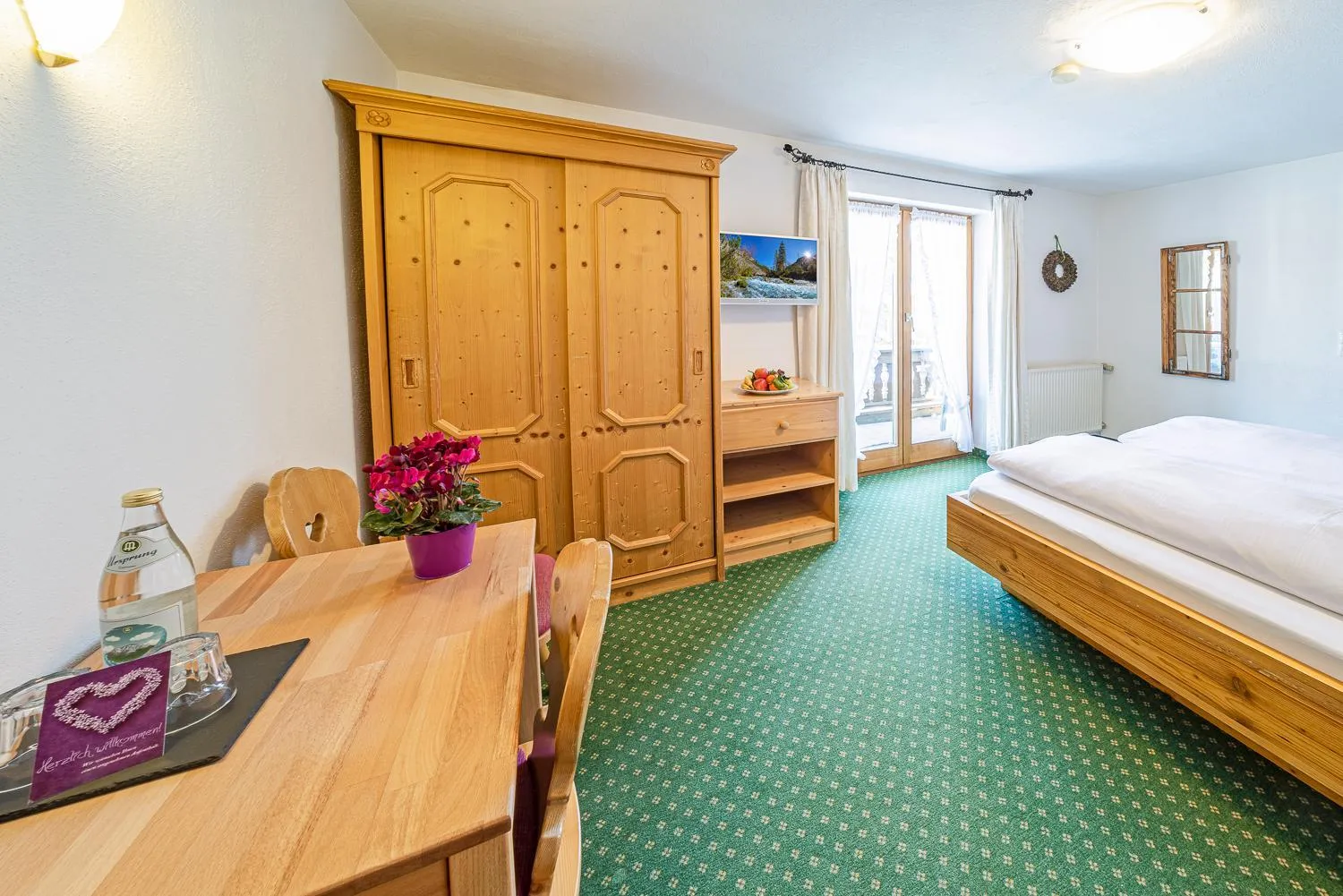 TV and multimedia, Bed in Frühstückspension Gästehaus Zum weissen Rössl