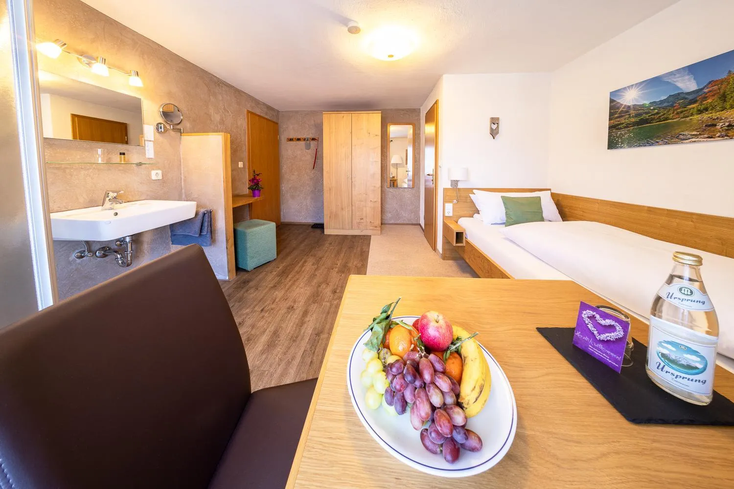 Photo of the whole room, Bed in Frühstückspension Gästehaus Zum weissen Rössl