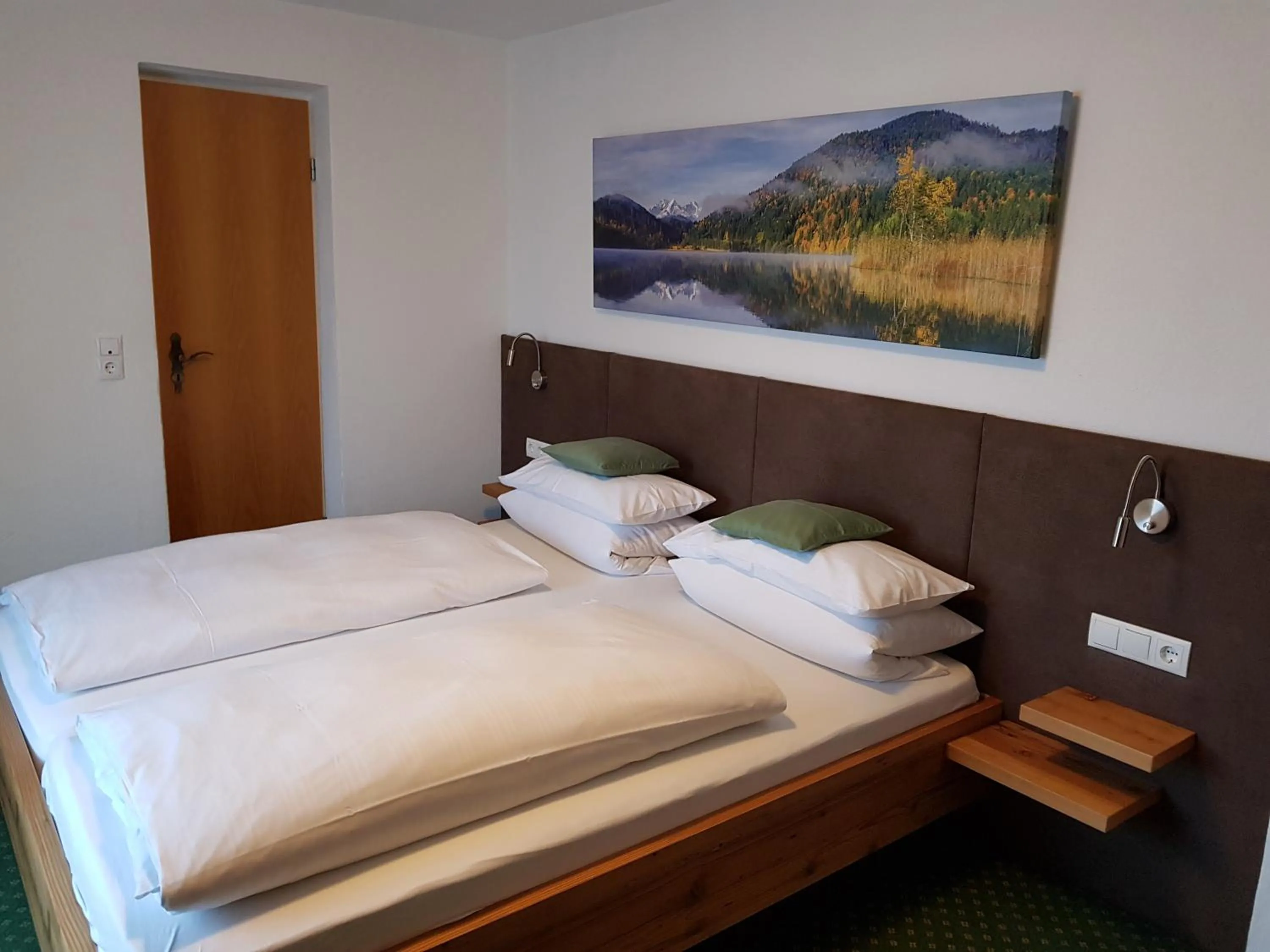Bed in Frühstückspension Gästehaus Zum weissen Rössl