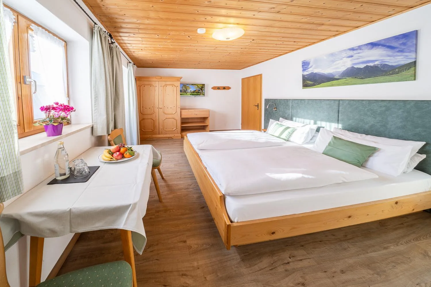 TV and multimedia, Bed in Frühstückspension Gästehaus Zum weissen Rössl