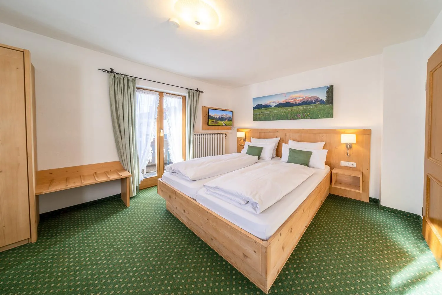 Photo of the whole room, Bed in Frühstückspension Gästehaus Zum weissen Rössl