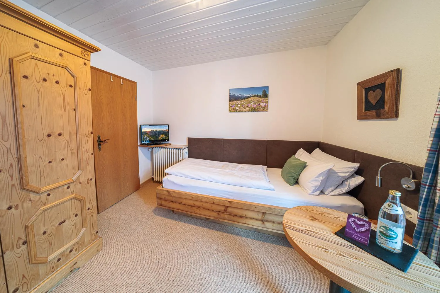 Photo of the whole room, Bed in Frühstückspension Gästehaus Zum weissen Rössl