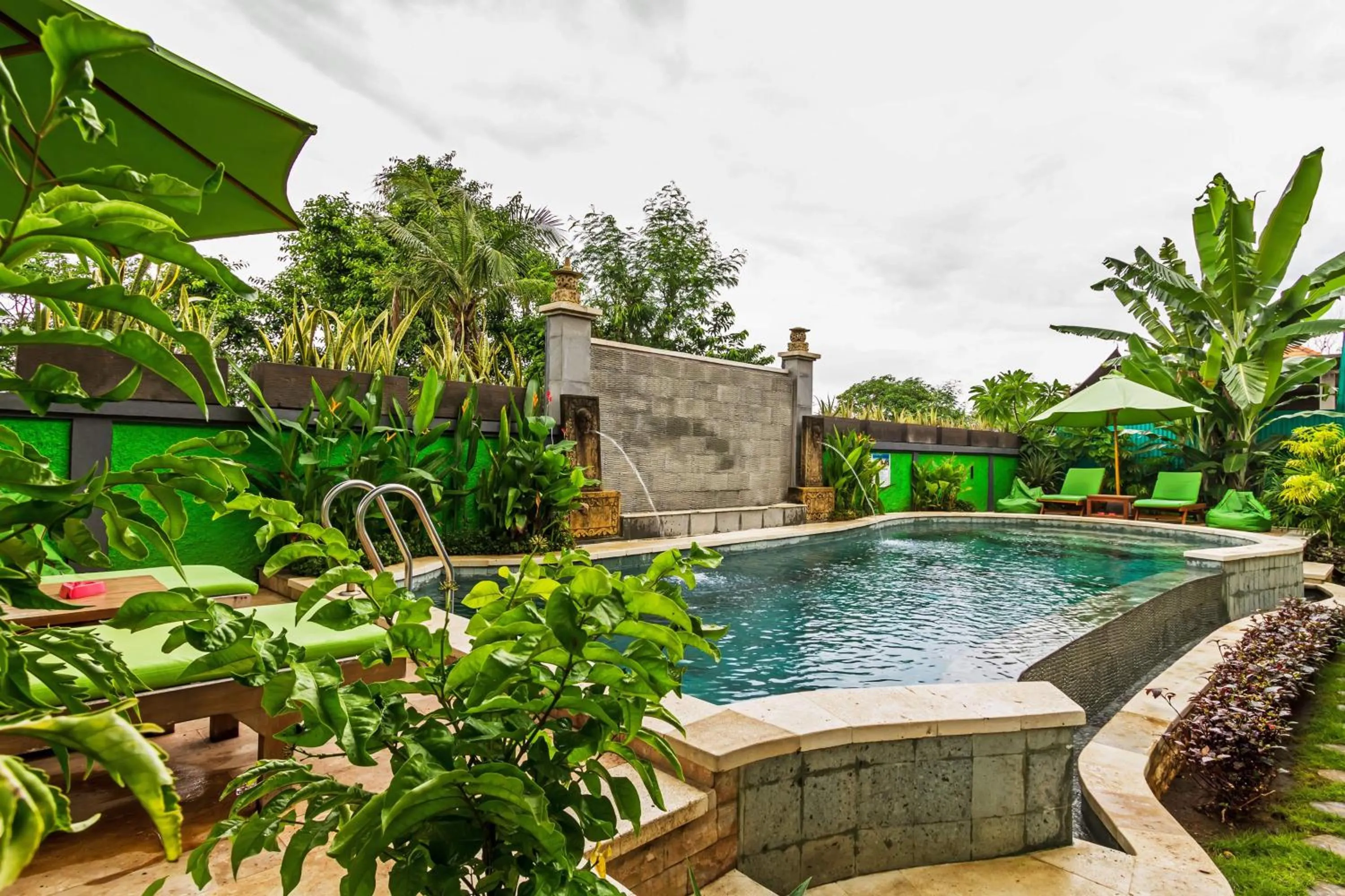 Swimming pool in Lembongan Hostel